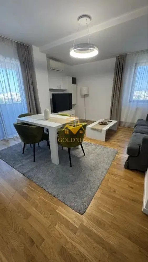 3 camere, garaj, bloc nou, Intre Lacuri, Zona Iulius Mall, FSEGA - GOLDNESS Imobiliare vă propune spre închiriere un apartament cu 2 camere complet mobilat și utilat, la etajul 9 într-un imobil de 10 etaje, în cartierul Intre Lacuri. Apartamentul este compartimentat astfel: - dormitor cu pat matrimonial, dressing, noptiere, TV - dormitor cu pat matrimonial, dressing, noptiere, TV - living cu canapea extensibila, spatii de depozitare, aer conditionat, TV - bucatarie complet dotata si echipata cu plita electrica, masina de spalat vase - baie cu cada, calorifer port prosop inox și dulap pentru depozitare. - baie cu cabina de dus, calorifer port prosop inox și dulap pentru depozitare. - terasa de 7 mp. Imobilul este dotat cu toate cele necesare- centrală proprie, mașină de spălat haine, masina de spalat vase Aer conditionat, frigider, plită electrică, hotă, TV, etc. Se află în apropierea stațiilor de transport în comun, magazine, restaurante, spații verzi, farmacii, etc. Dispune de loc de parcare subterana! Dacă sunteți interesați de acest apartament și doriți să îl vizionați, dar și pentru alte oferte sau detalii nu ezitați să ne contactați telefonic sau prin e-mail - goldnessimobiliare@gmail.com. Vă stăm la dispoziție! Pentru intermediere se percepe un comision de 50% din prețul chiriei! }}