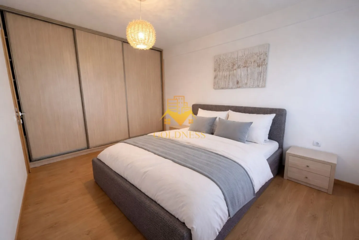 3 Camere Openspace, Zorilor, Parcare, UMF, UTCN, Golden Tulip,Panemar - GOLDNESS Imobiliare vă propune spre închiriere un apartament cu 3 camere complet mobilat și utilat, la etajul 1 într-un imobil de 6 etaje, în Cartierul Zorilor. Garaj inclus! Se află în apropierea stațiilor de transport în comun, magazine, restaurante, spații verzi, farmacii, etc. Apartamentul este compartimentat astfel: - dormitor cu pat matrimonial, dressing, noptiere - dormitor cu pat matrimonial, dressing, noptiere, birou - living cu bucatarie open space complet utilată și mobilată, canapea extensibilă, loc de servit masa - baie cu dus walk-in, calorifer port prosop și dulap pentru depozitare. - baie cu dus walk-in, calorifer port prosop și dulap pentru depozitare. - terasa de 8 mp. Imobilul este dotat cu toate cele necesare- centrală proprie, frigider, aragaz, hotă, mașină de spălat haine, etc. Dacă sunteți interesați de acest apartament și doriți să îl vizionați, dar și pentru alte oferte nu ezitați să ne contactați telefonic sau prin e-mail. Vă stăm la dispoziție! Pentru intermediere se percepe un comision de 50% din prețul chiriei! }}