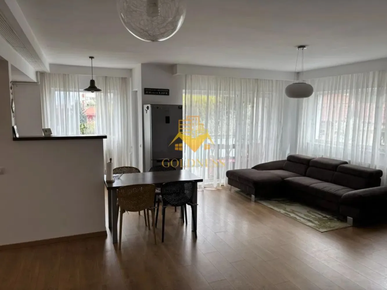 3 Camere Openspace, Zorilor, Parcare, UMF, UTCN, Golden Tulip,Panemar - GOLDNESS Imobiliare vă propune spre închiriere un apartament cu 3 camere complet mobilat și utilat, la etajul 1 într-un imobil de 6 etaje, în Cartierul Zorilor. Garaj inclus! Se află în apropierea stațiilor de transport în comun, magazine, restaurante, spații verzi, farmacii, etc. Apartamentul este compartimentat astfel: - dormitor cu pat matrimonial, dressing, noptiere - dormitor cu pat matrimonial, dressing, noptiere, birou - living cu bucatarie open space complet utilată și mobilată, canapea extensibilă, loc de servit masa - baie cu dus walk-in, calorifer port prosop și dulap pentru depozitare. - baie cu dus walk-in, calorifer port prosop și dulap pentru depozitare. - terasa de 8 mp. Imobilul este dotat cu toate cele necesare- centrală proprie, frigider, aragaz, hotă, mașină de spălat haine, etc. Dacă sunteți interesați de acest apartament și doriți să îl vizionați, dar și pentru alte oferte nu ezitați să ne contactați telefonic sau prin e-mail. Vă stăm la dispoziție! Pentru intermediere se percepe un comision de 50% din prețul chiriei! }}