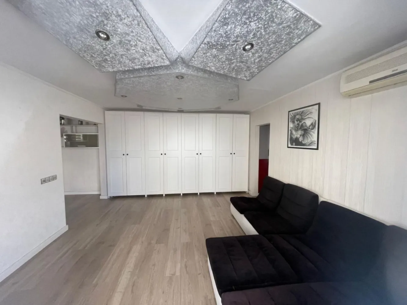 Ap. 3 camere complet mobilat,etaj 2 – Iosia-Pret 119.500 euro neg - Apartament modern cu 3 camere, mobilat și utilat complet – Iosia, str. Grigore Erofte

Vă prezentăm spre vânzare un apartament modern cu 3 camere, in suprafata utila de 65 mp utila, situat la etajul 2 al unui bloc anvelopat termic, în cartierul Iosia, pe strada Grigore Erofte.

Locuința se vinde complet mobilată și utilată, exact ca în fotografii, fiind pregătită pentru mutare imediată. Amenajările interioare sunt moderne și atent realizate, oferind un spațiu confortabil, luminos și funcțional.

Apartamentul este ideal pentru o familie tânără care își dorește liniște, confort și acces facil către principalele puncte de interes din oraș. Zona este apreciată pentru atmosfera sa liniștită și pentru numeroasele facilități din apropiere.

De asemenea, proprietatea reprezintă o excelentă oportunitate de investiție, având în vedere dezvoltarea viitorului Aqua Park ce urmează să fie construit pe amplasamentul fostului Ștrand Iosia, un proiect care poate contribui la creșterea valorii imobilului în timp.

Avantaje:

Apartament cu 3 camere;
Etaj 2;
Bloc anvelopat termic;
Complet mobilat și utilat;
Finisaje moderne;
Disponibil imediat;
Zonă liniștită și bine conectată;
Potrivit atât pentru locuit, cât și pentru investiție.

Dacă sunteți în căutarea unei locuințe în care să vă mutați fără investiții suplimentare sau a unei proprietăți cu potențial excelent de valorificare, acest apartament merită văzut!

Pret: 119.500 euro neg

Contact: Sorin Gligor

Tel: 0731.290.032