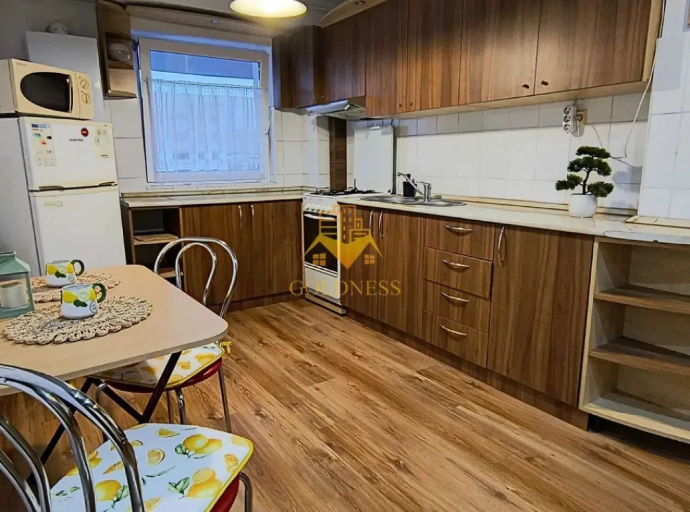 2 camere decomandate, balcon, Marasti, OMV, Iulius Mall, Fsega,Parcare - GOLDNESS Imobiliare vă propune spre închiriere un apartament cu 2 camere complet mobilat și utilat, la etajul 8 într-un imobil de 8 etaje, în Cartierul Marasti . Loc de parcare inclus! Se află în apropierea stațiilor de transport în comun, magazine, restaurante, spații verzi, farmacii, etc. Apartamentul este compartimentat astfel: - dormitor cu pat matrimonial, dulap, - dormitor cu pat matrimonial, dulap, - bucatarie open space complet utilată și mobilată,, loc de servit masa - baie cu cada, calorifer port prosop și dulap pentru depozitare. Imobilul este dotat cu toate cele necesare- centrală proprie, frigider, aragaz, hotă, mașină de spălat haine, etc. Dacă sunteți interesați de acest apartament și doriți să îl vizionați, dar și pentru alte oferte nu ezitați să ne contactați telefonic sau prin e-mail. Vă stăm la dispoziție! Pentru intermediere se percepe un comision de 50% din prețul chiriei! }}