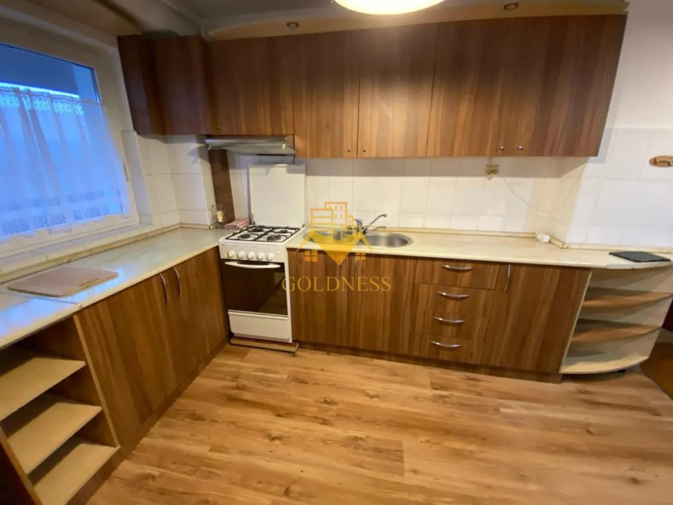 2 camere decomandate, balcon, Marasti, OMV, Iulius Mall, Fsega,Parcare - GOLDNESS Imobiliare vă propune spre închiriere un apartament cu 2 camere complet mobilat și utilat, la etajul 8 într-un imobil de 8 etaje, în Cartierul Marasti . Loc de parcare inclus! Se află în apropierea stațiilor de transport în comun, magazine, restaurante, spații verzi, farmacii, etc. Apartamentul este compartimentat astfel: - dormitor cu pat matrimonial, dulap, - dormitor cu pat matrimonial, dulap, - bucatarie open space complet utilată și mobilată,, loc de servit masa - baie cu cada, calorifer port prosop și dulap pentru depozitare. Imobilul este dotat cu toate cele necesare- centrală proprie, frigider, aragaz, hotă, mașină de spălat haine, etc. Dacă sunteți interesați de acest apartament și doriți să îl vizionați, dar și pentru alte oferte nu ezitați să ne contactați telefonic sau prin e-mail. Vă stăm la dispoziție! Pentru intermediere se percepe un comision de 50% din prețul chiriei! }}