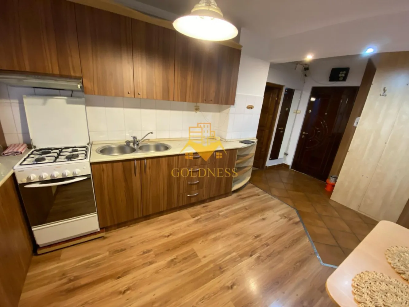 2 camere decomandate, balcon, Marasti, OMV, Iulius Mall, Fsega,Parcare - GOLDNESS Imobiliare vă propune spre închiriere un apartament cu 2 camere complet mobilat și utilat, la etajul 8 într-un imobil de 8 etaje, în Cartierul Marasti . Loc de parcare inclus! Se află în apropierea stațiilor de transport în comun, magazine, restaurante, spații verzi, farmacii, etc. Apartamentul este compartimentat astfel: - dormitor cu pat matrimonial, dulap, - dormitor cu pat matrimonial, dulap, - bucatarie open space complet utilată și mobilată,, loc de servit masa - baie cu cada, calorifer port prosop și dulap pentru depozitare. Imobilul este dotat cu toate cele necesare- centrală proprie, frigider, aragaz, hotă, mașină de spălat haine, etc. Dacă sunteți interesați de acest apartament și doriți să îl vizionați, dar și pentru alte oferte nu ezitați să ne contactați telefonic sau prin e-mail. Vă stăm la dispoziție! Pentru intermediere se percepe un comision de 50% din prețul chiriei! }}