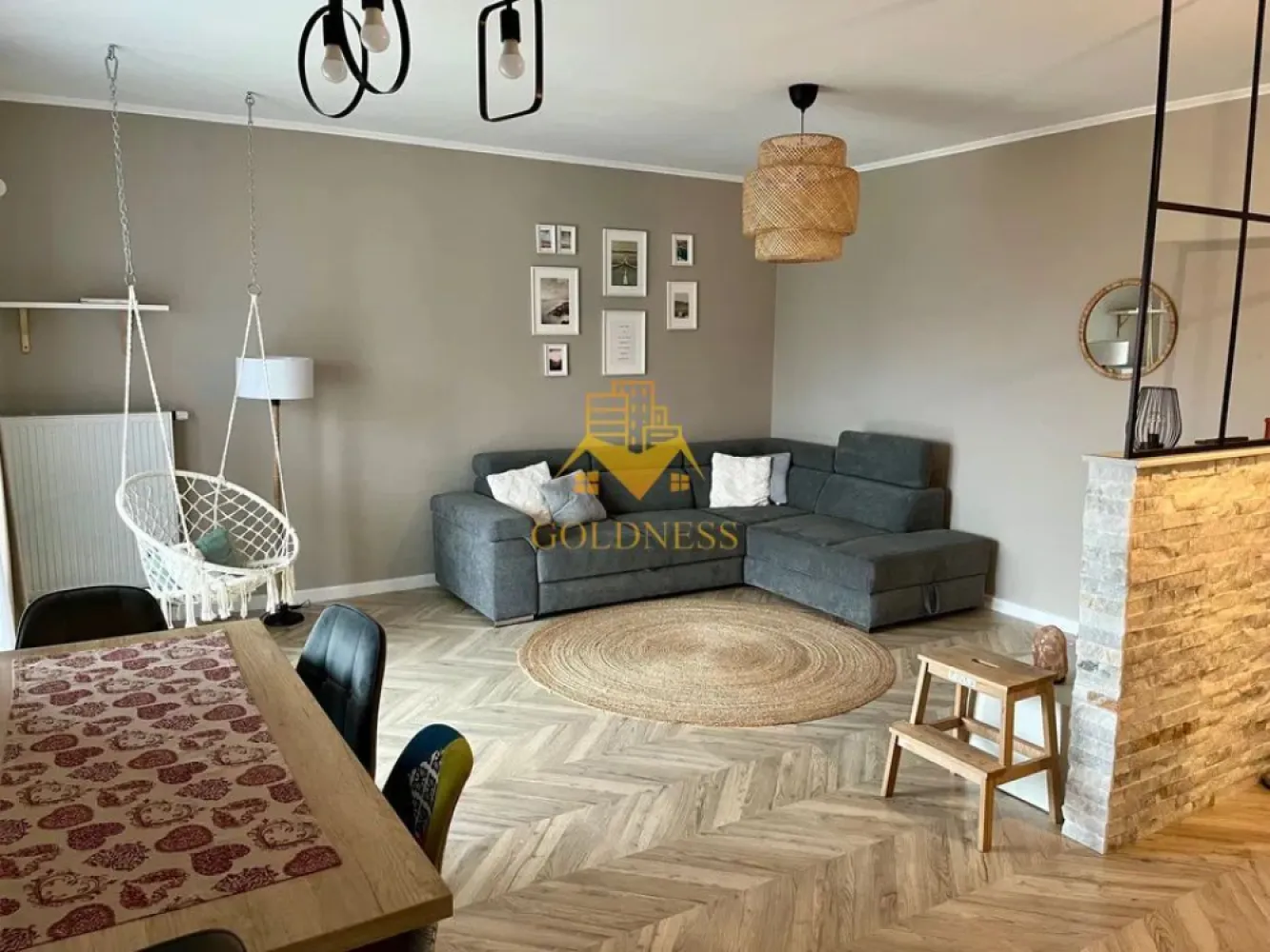 3 camere, Premium, bloc nou, parcare, Andrei Muresanu Zona Sigma, Revo - Goldness Imobiliare propune spre închiriere un apartament cu 3 camere, complet mobilat și utilat, situat la parter înalt într-un imobil nou cu 4 etaje, în cartierul Andrei Mureșanu. Locuința este compartimentată astfel: • dormitor matrimonial cu pat de 180 cm, dressing generos, birou și spații de depozitare • dormitor cu pat dublu de 160 cm, sertare de depozitare și dressing • living cu bucătărie open-space complet utilată, canapea extensibilă, zonă de dining și TV • baie principală cu cadă, calorifer port-prosop și dulap de depozitare • baie de serviciu cu spațiu suplimentar de depozitare • terasă cu vedere spre oraș și spațiu de depozitare pe balcon • spațiu de depozitare suplimentar pe hol Dotări: mașină de spălat vase, plită electrică, mașină de spălat haine și uscător AEG. Zona oferă acces rapid la stații de transport în comun, magazine, restaurante, spații verzi, farmacii, sală de fitness, locuri de joacă pentru copii și Universitatea Tehnică. Apartamentul dispune de loc de parcare subterană. Se percepe un comision de 50% din valoarea unei luni de chirie. }}