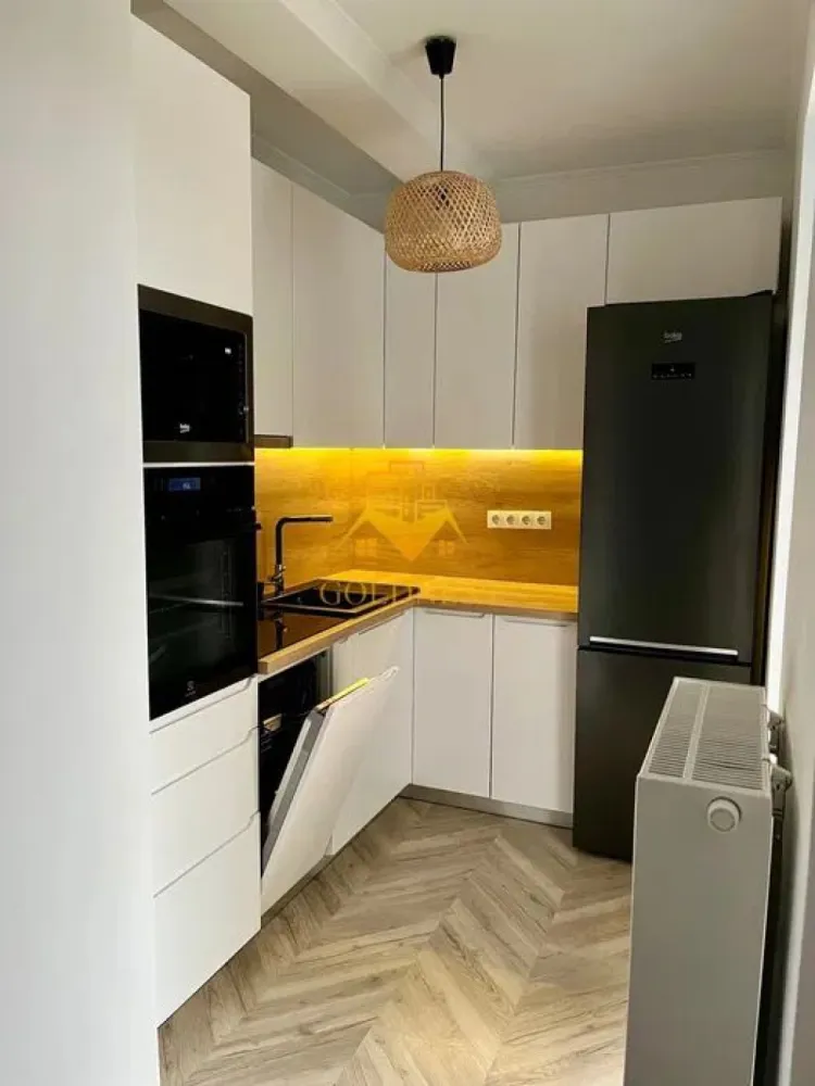 3 camere, Premium, bloc nou, parcare, Andrei Muresanu Zona Sigma, Revo - Goldness Imobiliare propune spre închiriere un apartament cu 3 camere, complet mobilat și utilat, situat la parter înalt într-un imobil nou cu 4 etaje, în cartierul Andrei Mureșanu. Locuința este compartimentată astfel: • dormitor matrimonial cu pat de 180 cm, dressing generos, birou și spații de depozitare • dormitor cu pat dublu de 160 cm, sertare de depozitare și dressing • living cu bucătărie open-space complet utilată, canapea extensibilă, zonă de dining și TV • baie principală cu cadă, calorifer port-prosop și dulap de depozitare • baie de serviciu cu spațiu suplimentar de depozitare • terasă cu vedere spre oraș și spațiu de depozitare pe balcon • spațiu de depozitare suplimentar pe hol Dotări: mașină de spălat vase, plită electrică, mașină de spălat haine și uscător AEG. Zona oferă acces rapid la stații de transport în comun, magazine, restaurante, spații verzi, farmacii, sală de fitness, locuri de joacă pentru copii și Universitatea Tehnică. Apartamentul dispune de loc de parcare subterană. Se percepe un comision de 50% din valoarea unei luni de chirie. }}