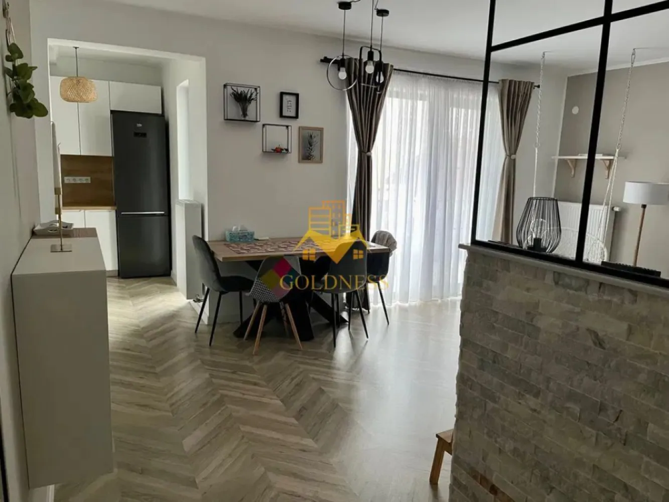 3 camere, Premium, bloc nou, parcare, Andrei Muresanu Zona Sigma, Revo - Goldness Imobiliare propune spre închiriere un apartament cu 3 camere, complet mobilat și utilat, situat la parter înalt într-un imobil nou cu 4 etaje, în cartierul Andrei Mureșanu. Locuința este compartimentată astfel: • dormitor matrimonial cu pat de 180 cm, dressing generos, birou și spații de depozitare • dormitor cu pat dublu de 160 cm, sertare de depozitare și dressing • living cu bucătărie open-space complet utilată, canapea extensibilă, zonă de dining și TV • baie principală cu cadă, calorifer port-prosop și dulap de depozitare • baie de serviciu cu spațiu suplimentar de depozitare • terasă cu vedere spre oraș și spațiu de depozitare pe balcon • spațiu de depozitare suplimentar pe hol Dotări: mașină de spălat vase, plită electrică, mașină de spălat haine și uscător AEG. Zona oferă acces rapid la stații de transport în comun, magazine, restaurante, spații verzi, farmacii, sală de fitness, locuri de joacă pentru copii și Universitatea Tehnică. Apartamentul dispune de loc de parcare subterană. Se percepe un comision de 50% din valoarea unei luni de chirie. }}
