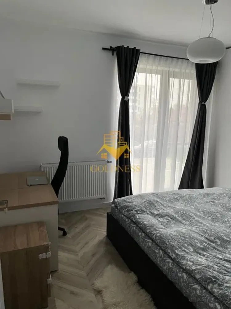 3 camere, Premium, bloc nou, parcare, Andrei Muresanu Zona Sigma, Revo - Goldness Imobiliare propune spre închiriere un apartament cu 3 camere, complet mobilat și utilat, situat la parter înalt într-un imobil nou cu 4 etaje, în cartierul Andrei Mureșanu. Locuința este compartimentată astfel: • dormitor matrimonial cu pat de 180 cm, dressing generos, birou și spații de depozitare • dormitor cu pat dublu de 160 cm, sertare de depozitare și dressing • living cu bucătărie open-space complet utilată, canapea extensibilă, zonă de dining și TV • baie principală cu cadă, calorifer port-prosop și dulap de depozitare • baie de serviciu cu spațiu suplimentar de depozitare • terasă cu vedere spre oraș și spațiu de depozitare pe balcon • spațiu de depozitare suplimentar pe hol Dotări: mașină de spălat vase, plită electrică, mașină de spălat haine și uscător AEG. Zona oferă acces rapid la stații de transport în comun, magazine, restaurante, spații verzi, farmacii, sală de fitness, locuri de joacă pentru copii și Universitatea Tehnică. Apartamentul dispune de loc de parcare subterană. Se percepe un comision de 50% din valoarea unei luni de chirie. }}