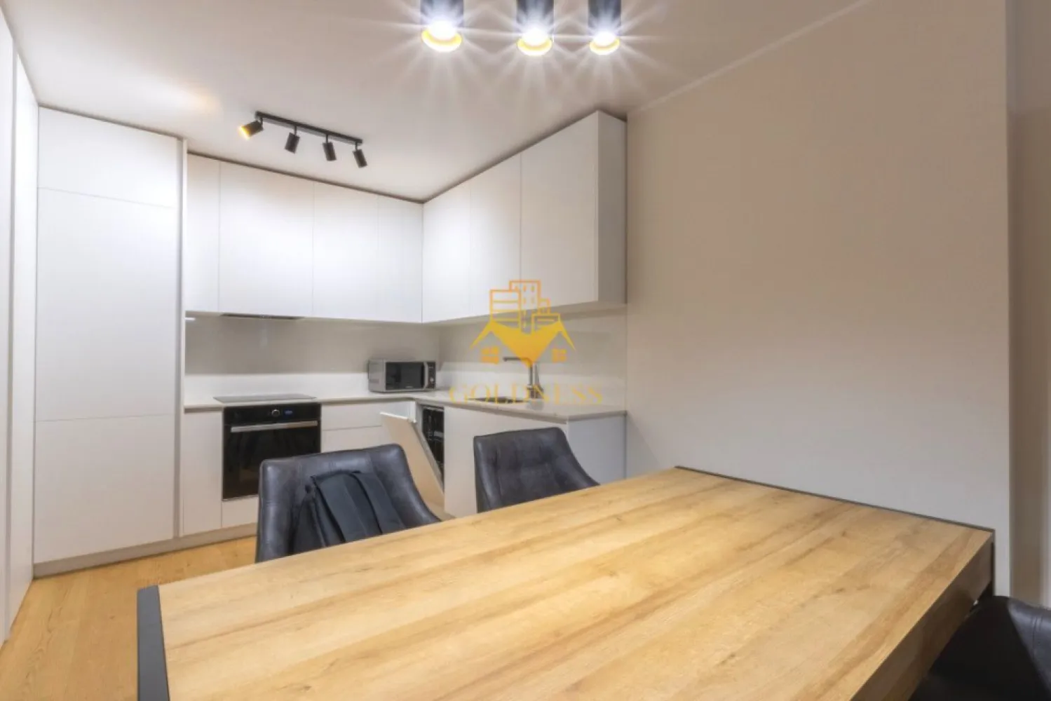 2 camere, premium, parcare, bloc nou,Gheorgheni zona FSEGA,Iulius Mall - GOLDNESS Imobiliare vă propune spre închiriere un apartament cu 2 camere complet mobilat și utilat, la etajul 2 într-un imobil de 6 etaje, în cartierul Gheorgheni. Apartamentul este compartimentat astfel: - dormitor cu pat matrimonial, dressing, noptiere - living cu bucatarie open-space complet utilată, canapea extensibilă, loc de servit masa - baie cu cabina de dus, calorifer port prosop inox și dulap pentru depozitare. - terasa de 11 mp. Imobilul este dotat cu toate cele necesare- centrală proprie, mașină de spălat haine, frigider, plită electrică, hotă, etc. Se află în apropierea stațiilor de transport în comun, magazine, restaurante, spații verzi, farmacii, etc. Dispune de parcare subterana ! Dacă sunteți interesați de acest apartament și doriți să îl vizionați, dar și pentru alte oferte sau detalii nu ezitați să ne contactați telefonic sau prin e-mail. Vă stăm la dispoziție! }}