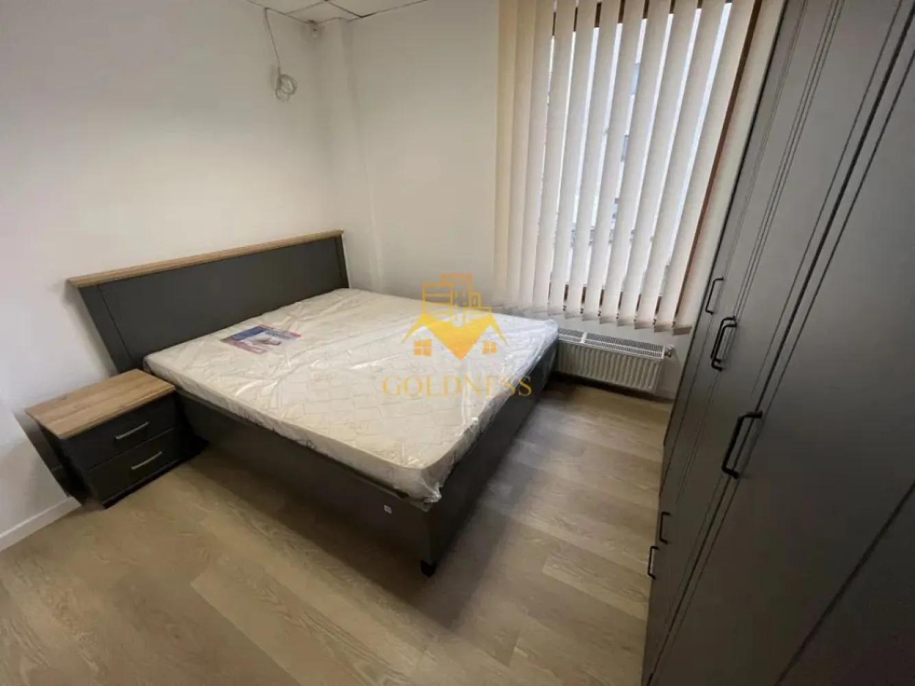 2 camere,parcare,bloc nou,Iris,Petfriendly,Petrom,Parcul Ferovialilor - GOLDNESS Imobiliare vă propune spre închiriere un apartament cu 2 camere complet mobilat și utilat, la etajul 1 într-un imobil de 3 etaje, în Cartierul Iris. Dispune de loc de parcare! Se află în apropierea stațiilor de transport în comun, magazine, restaurante, spații verzi, farmacii, etc. Apartamentul este compartimentat astfel: - dormitor cu pat matrimonial, dressing, noptiere - living cu bucatarie open space complet utilată și mobilată, canapea extensibilă, loc de servit masa - baie cu cabina de dus, calorifer port prosop și dulap pentru depozitare. Imobilul este dotat cu toate cele necesare- centrală proprie, frigider, aragaz, hotă, mașină de spălat haine, etc. Dacă sunteți interesați de acest apartament și doriți să îl vizionați, dar și pentru alte oferte nu ezitați să ne contactați telefonic sau prin e-mail. Vă stăm la dispoziție! Pentru intermediere se percepe un comision de 75% din prețul chiriei! }}