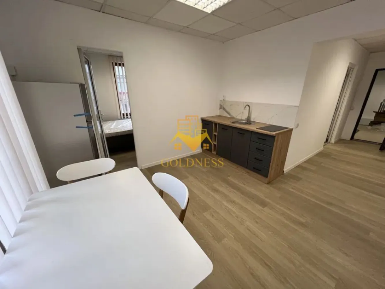 2 camere,parcare,bloc nou,Iris,Petfriendly,Petrom,Parcul Ferovialilor - GOLDNESS Imobiliare vă propune spre închiriere un apartament cu 2 camere complet mobilat și utilat, la etajul 1 într-un imobil de 3 etaje, în Cartierul Iris. Dispune de loc de parcare! Se află în apropierea stațiilor de transport în comun, magazine, restaurante, spații verzi, farmacii, etc. Apartamentul este compartimentat astfel: - dormitor cu pat matrimonial, dressing, noptiere - living cu bucatarie open space complet utilată și mobilată, canapea extensibilă, loc de servit masa - baie cu cabina de dus, calorifer port prosop și dulap pentru depozitare. Imobilul este dotat cu toate cele necesare- centrală proprie, frigider, aragaz, hotă, mașină de spălat haine, etc. Dacă sunteți interesați de acest apartament și doriți să îl vizionați, dar și pentru alte oferte nu ezitați să ne contactați telefonic sau prin e-mail. Vă stăm la dispoziție! Pentru intermediere se percepe un comision de 75% din prețul chiriei! }}