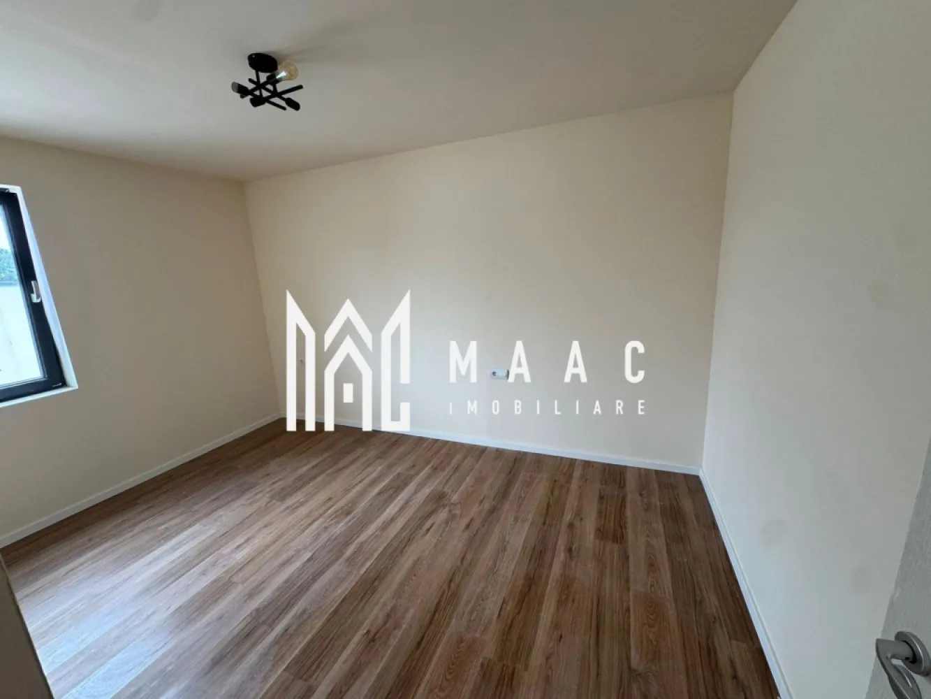 Casa 3 Camere | 70MPU | Loc de parcare | Tocile - MAAC Imobiliare vă propune spre vânzare o casa moderna , finalizata în anul 2024, situata într-o zonă liniștită din Tocile, la câteva minute de Sibiu. Detalii proprietate: • Suprafață utilă: 70mpu • Compartimentare: 3 camere decomandate • Regim de înălțime: parter • Curte individuală împrejmuită, amenajată și pavata • Parcare în fața imobilului Detalii tehnice: • Structură din cărămidă Porotherm • Ciment Holcim și materiale de calitate • Izolație exterioară de 10 cm • Ferestre termopan cu 7 camere și 2 foi de sticlă • Predare la cheie Pentru mai multe detalii sau pentru programarea unei vizionări, vă rugăm să ne contactați și să menționați ID-ul proprietății: CP279727. }}