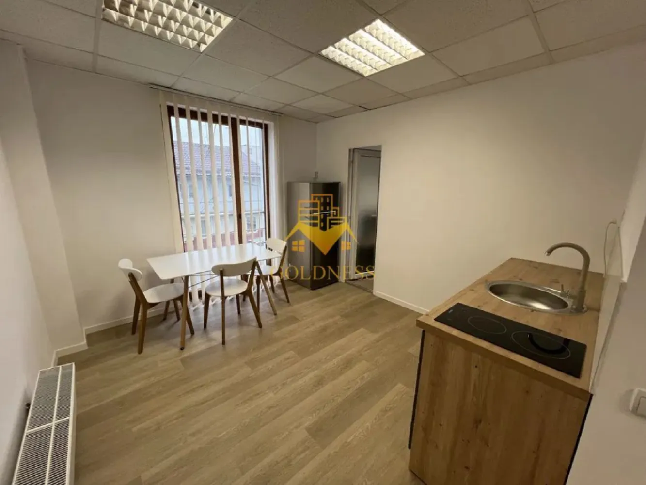 2 camere,parcare,bloc nou,Iris,Petfriendly,Petrom,Parcul Ferovialilor - GOLDNESS Imobiliare vă propune spre închiriere un apartament cu 2 camere complet mobilat și utilat, la etajul 1 într-un imobil de 3 etaje, în Cartierul Iris. Dispune de loc de parcare! Se află în apropierea stațiilor de transport în comun, magazine, restaurante, spații verzi, farmacii, etc. Apartamentul este compartimentat astfel: - dormitor cu pat matrimonial, dressing, noptiere - living cu bucatarie open space complet utilată și mobilată, canapea extensibilă, loc de servit masa - baie cu cabina de dus, calorifer port prosop și dulap pentru depozitare. Imobilul este dotat cu toate cele necesare- centrală proprie, frigider, aragaz, hotă, mașină de spălat haine, etc. Dacă sunteți interesați de acest apartament și doriți să îl vizionați, dar și pentru alte oferte nu ezitați să ne contactați telefonic sau prin e-mail. Vă stăm la dispoziție! Pentru intermediere se percepe un comision de 75% din prețul chiriei! }}