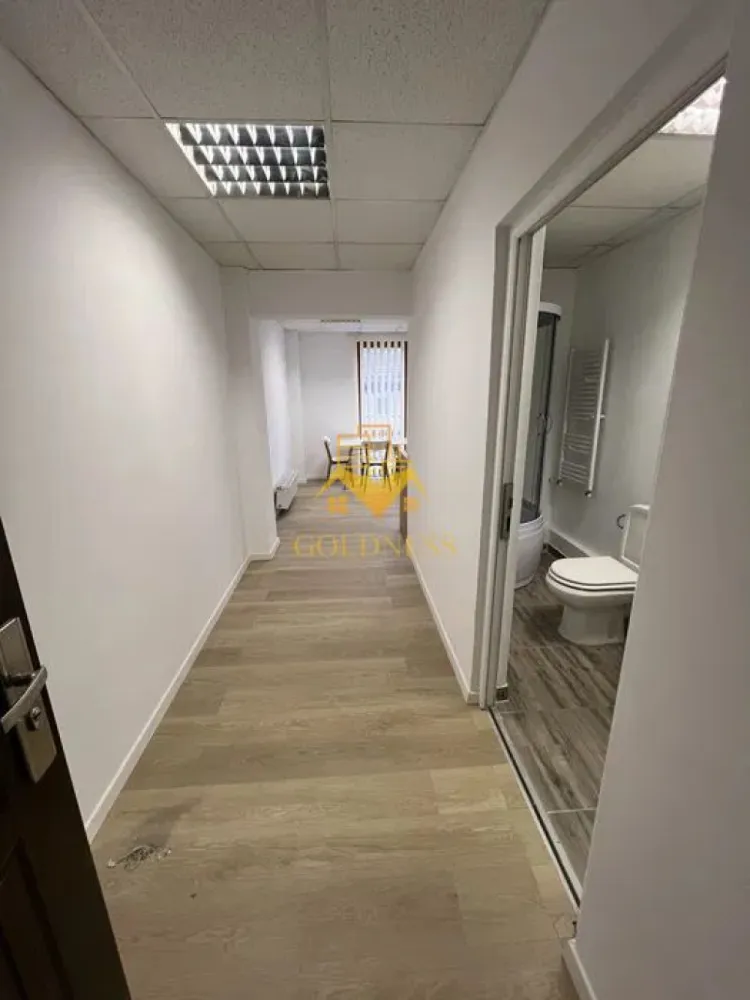 2 camere,parcare,bloc nou,Iris,Petfriendly,Petrom,Parcul Ferovialilor - GOLDNESS Imobiliare vă propune spre închiriere un apartament cu 2 camere complet mobilat și utilat, la etajul 1 într-un imobil de 3 etaje, în Cartierul Iris. Dispune de loc de parcare! Se află în apropierea stațiilor de transport în comun, magazine, restaurante, spații verzi, farmacii, etc. Apartamentul este compartimentat astfel: - dormitor cu pat matrimonial, dressing, noptiere - living cu bucatarie open space complet utilată și mobilată, canapea extensibilă, loc de servit masa - baie cu cabina de dus, calorifer port prosop și dulap pentru depozitare. Imobilul este dotat cu toate cele necesare- centrală proprie, frigider, aragaz, hotă, mașină de spălat haine, etc. Dacă sunteți interesați de acest apartament și doriți să îl vizionați, dar și pentru alte oferte nu ezitați să ne contactați telefonic sau prin e-mail. Vă stăm la dispoziție! Pentru intermediere se percepe un comision de 75% din prețul chiriei! }}