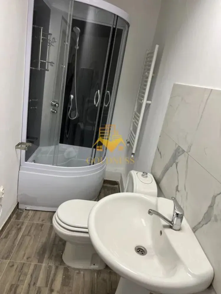 2 camere,parcare,bloc nou,Iris,Petfriendly,Petrom,Parcul Ferovialilor - GOLDNESS Imobiliare vă propune spre închiriere un apartament cu 2 camere complet mobilat și utilat, la etajul 1 într-un imobil de 3 etaje, în Cartierul Iris. Dispune de loc de parcare! Se află în apropierea stațiilor de transport în comun, magazine, restaurante, spații verzi, farmacii, etc. Apartamentul este compartimentat astfel: - dormitor cu pat matrimonial, dressing, noptiere - living cu bucatarie open space complet utilată și mobilată, canapea extensibilă, loc de servit masa - baie cu cabina de dus, calorifer port prosop și dulap pentru depozitare. Imobilul este dotat cu toate cele necesare- centrală proprie, frigider, aragaz, hotă, mașină de spălat haine, etc. Dacă sunteți interesați de acest apartament și doriți să îl vizionați, dar și pentru alte oferte nu ezitați să ne contactați telefonic sau prin e-mail. Vă stăm la dispoziție! Pentru intermediere se percepe un comision de 75% din prețul chiriei! }}