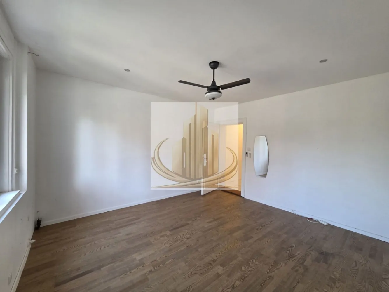 Apartament la Casă, Curte Privată, Bucătărie de Vară, Renovat, Lipovei - Grand Mobilis Imobiliare vă propune spre vânzare un apartament deosebit, situat la casă, în zona Lipovei – o locație apreciată pentru liniște și acces rapid către oraș. Această proprietate oferă avantajele unei case la preț de apartament, fiind ideală pentru cei care își doresc intimitate, spațiu verde și confort. 📐 Detalii proprietate: Suprafață utilă: 41,55 mp Compartimentare: Antreu – 4,36 mp Baie – 2,03 mp Hol – 4,87 mp Bucatarie – 9,93 mp Cameră – 20,36 mp 🌿 Avantaje care fac diferența: Curte proprie îngrădită (nu este inscrisa in CF) + acces la curte comună Bucătărie de vară, dotată cu toate utilitățile (apă, gaz, curent, canalizare) Spațiu ideal pentru relaxare sau activități în aer liber Parcare în fața imobilului 🏢 Dotări și stare: Apartament complet renovat, se prezintă într-o stare foarte bună Aer condiționat inverter (18.000 BTU) – eficient pentru încălzire și răcire Boiler electric Ariston (65L) pentru apă caldă Izolație fonică (12 cm) – confort sporit Geamuri termopan + rulouri electrice Parchet stratificat Gaz disponibil la ușă (posibilitate de racordare) 👉 Încălzirea este realizată prin sistem electric (aer condiționat inverter), o soluție eficientă pentru această suprafață. Exista si posibilitatea de montare a unei centrale proprii. 📍 Locație – marele avantaj: Zonă foarte bine poziționată, cu acces rapid către oraș La doar câteva minute de Iulius Town În apropiere: magazine, farmacii, benzinării, sala de sport, centre comerciale Stație de transport în comun la ~300 m Acces facil către principalele artere ale orașului 💼 Potrivit pentru: ✔️ Cupluri sau persoane singure, care își doresc liniște și spațiu propriu ✔️ Investiție, datorită poziției excelente și cererii ridicate din zonă 📞 Pentru mai multe informații și programarea unei vizionări, echipa Grand Mobilis Imobiliare vă stă la dispoziție! ID Intern: CP3046733 }}