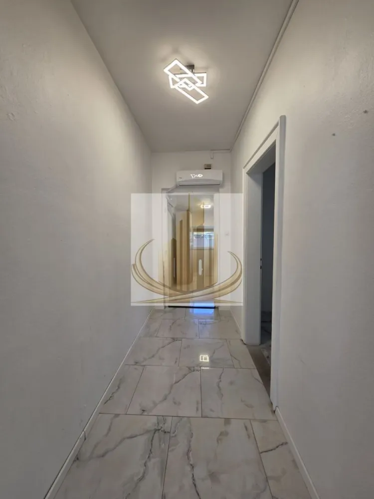 Apartament la Casă, Curte Privată, Bucătărie de Vară, Renovat, Lipovei - Grand Mobilis Imobiliare vă propune spre vânzare un apartament deosebit, situat la casă, în zona Lipovei – o locație apreciată pentru liniște și acces rapid către oraș. Această proprietate oferă avantajele unei case la preț de apartament, fiind ideală pentru cei care își doresc intimitate, spațiu verde și confort. 📐 Detalii proprietate: Suprafață utilă: 41,55 mp Compartimentare: Antreu – 4,36 mp Baie – 2,03 mp Hol – 4,87 mp Bucatarie – 9,93 mp Cameră – 20,36 mp 🌿 Avantaje care fac diferența: Curte proprie îngrădită (nu este inscrisa in CF) + acces la curte comună Bucătărie de vară, dotată cu toate utilitățile (apă, gaz, curent, canalizare) Spațiu ideal pentru relaxare sau activități în aer liber Parcare în fața imobilului 🏢 Dotări și stare: Apartament complet renovat, se prezintă într-o stare foarte bună Aer condiționat inverter (18.000 BTU) – eficient pentru încălzire și răcire Boiler electric Ariston (65L) pentru apă caldă Izolație fonică (12 cm) – confort sporit Geamuri termopan + rulouri electrice Parchet stratificat Gaz disponibil la ușă (posibilitate de racordare) 👉 Încălzirea este realizată prin sistem electric (aer condiționat inverter), o soluție eficientă pentru această suprafață. Exista si posibilitatea de montare a unei centrale proprii. 📍 Locație – marele avantaj: Zonă foarte bine poziționată, cu acces rapid către oraș La doar câteva minute de Iulius Town În apropiere: magazine, farmacii, benzinării, sala de sport, centre comerciale Stație de transport în comun la ~300 m Acces facil către principalele artere ale orașului 💼 Potrivit pentru: ✔️ Cupluri sau persoane singure, care își doresc liniște și spațiu propriu ✔️ Investiție, datorită poziției excelente și cererii ridicate din zonă 📞 Pentru mai multe informații și programarea unei vizionări, echipa Grand Mobilis Imobiliare vă stă la dispoziție! ID Intern: CP3046733 }}