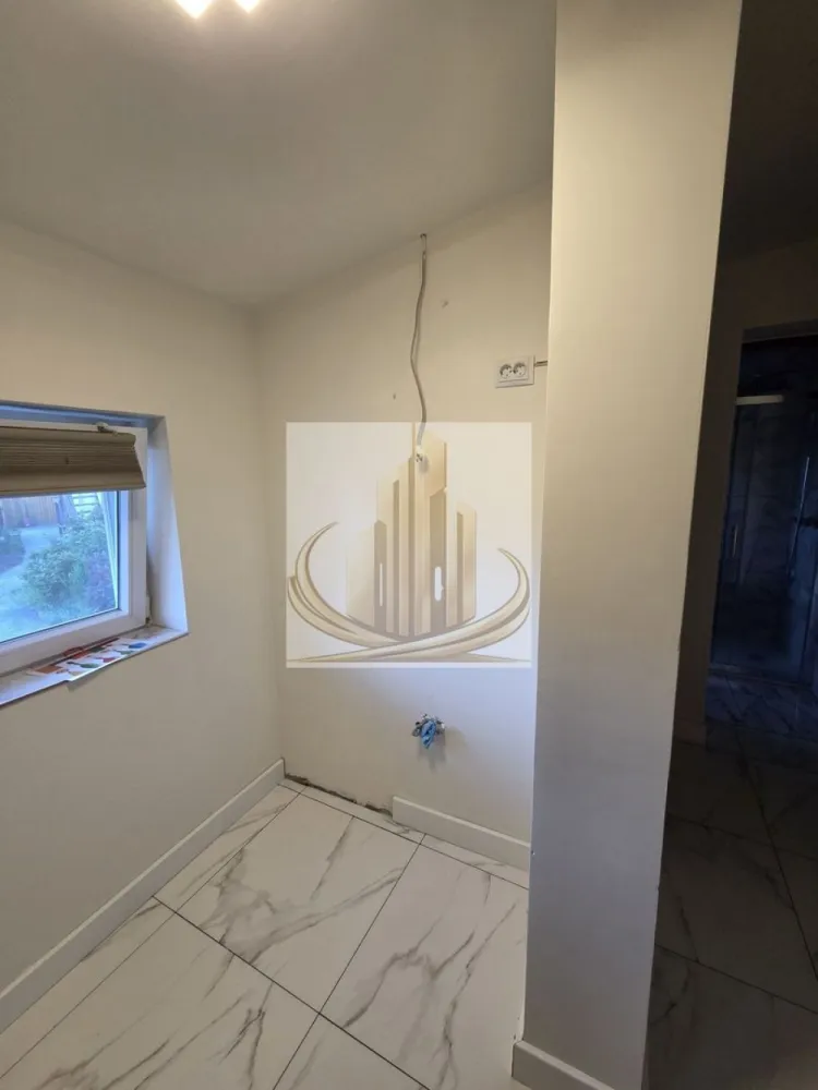 Apartament la Casă, Curte Privată, Bucătărie de Vară, Renovat, Lipovei - Grand Mobilis Imobiliare vă propune spre vânzare un apartament deosebit, situat la casă, în zona Lipovei – o locație apreciată pentru liniște și acces rapid către oraș. Această proprietate oferă avantajele unei case la preț de apartament, fiind ideală pentru cei care își doresc intimitate, spațiu verde și confort. 📐 Detalii proprietate: Suprafață utilă: 41,55 mp Compartimentare: Antreu – 4,36 mp Baie – 2,03 mp Hol – 4,87 mp Bucatarie – 9,93 mp Cameră – 20,36 mp 🌿 Avantaje care fac diferența: Curte proprie îngrădită (nu este inscrisa in CF) + acces la curte comună Bucătărie de vară, dotată cu toate utilitățile (apă, gaz, curent, canalizare) Spațiu ideal pentru relaxare sau activități în aer liber Parcare în fața imobilului 🏢 Dotări și stare: Apartament complet renovat, se prezintă într-o stare foarte bună Aer condiționat inverter (18.000 BTU) – eficient pentru încălzire și răcire Boiler electric Ariston (65L) pentru apă caldă Izolație fonică (12 cm) – confort sporit Geamuri termopan + rulouri electrice Parchet stratificat Gaz disponibil la ușă (posibilitate de racordare) 👉 Încălzirea este realizată prin sistem electric (aer condiționat inverter), o soluție eficientă pentru această suprafață. Exista si posibilitatea de montare a unei centrale proprii. 📍 Locație – marele avantaj: Zonă foarte bine poziționată, cu acces rapid către oraș La doar câteva minute de Iulius Town În apropiere: magazine, farmacii, benzinării, sala de sport, centre comerciale Stație de transport în comun la ~300 m Acces facil către principalele artere ale orașului 💼 Potrivit pentru: ✔️ Cupluri sau persoane singure, care își doresc liniște și spațiu propriu ✔️ Investiție, datorită poziției excelente și cererii ridicate din zonă 📞 Pentru mai multe informații și programarea unei vizionări, echipa Grand Mobilis Imobiliare vă stă la dispoziție! ID Intern: CP3046733 }}