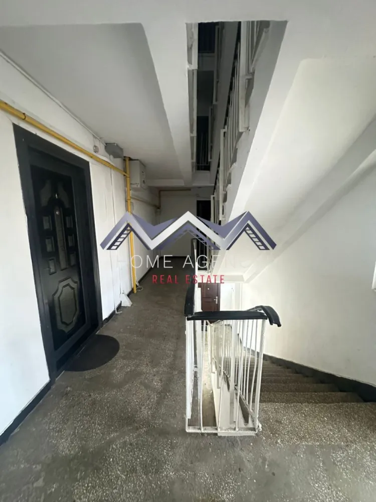 Apartament 4 camere ULTRACENTRAL Otopeni | lângă școală - Vă propunem, spre vânzare, un apartament foarte spațios de 4 camere, decomandat, în suprafață de 91.55 mp utili și două balcoane închise, aflat la etajul 1 al unui bloc cu 3 niveluri, bine întreținut și anvelopat. O locuință ideală pentru familiile care își doresc confort, spațiu și acces rapid la puncte de interes esențiale din zonă.

Holul de acces este amplu și bine delimitat, oferind o tranziție plăcută către zona de zi. Bucătăria, retrasă față de living, este bine organizată și oferă posibilitatea de a fi închisă complet, dacă viitorii proprietari își doresc un spațiu separat de gătit. Livingul, luminos și generos, are deschidere către un balcon închis foarte spațios, care poate servi ca zonă de relaxare, birou sau spațiu suplimentar pentru depozitare.

Zona de odihnă este inteligent separată de restul locuinței printr-o ușă, asigurând liniște deplină și intimitate. Un hol secundar generos oferă acces către cele trei dormitoare, dintre care unul beneficiază de balcon propriu închis. Baia este luminată natural, fiind dotată cu fereastră și cadă.

Clădirea este anvelopată și foarte bine izolată atât la exterior, cât și suplimentar la interior (vată minerală + rigips), ceea ce asigură un confort termic sporit și costuri reduse de întreținere. Scara blocului este curată și întreținută.

Localizarea reprezintă un avantaj major: apartamentul se află chiar vizavi de școală - Liceul Teoretic "Ioan Petruș" și câteva minute de mers pe jos de Grădinița Nr. 1 cu program prelungit, 1 minut de mers pe jos de viitoarea stație de metrou, și în imediata apropiere a magazinelor, restaurantelor, pieței, stațiilor de transport în comun și altor facilități esențiale, precum și DN1, Aeroport, Centură etc.

O proprietate foarte bine compartimentată, luminoasă și bine proporționată, într-un imobil îngrijit, perfectă pentru o familie care caută un cămin stabil, spațios și bine amplasat în zona ultracentrală a orașului Otopeni.

Programează acum o vizionare!