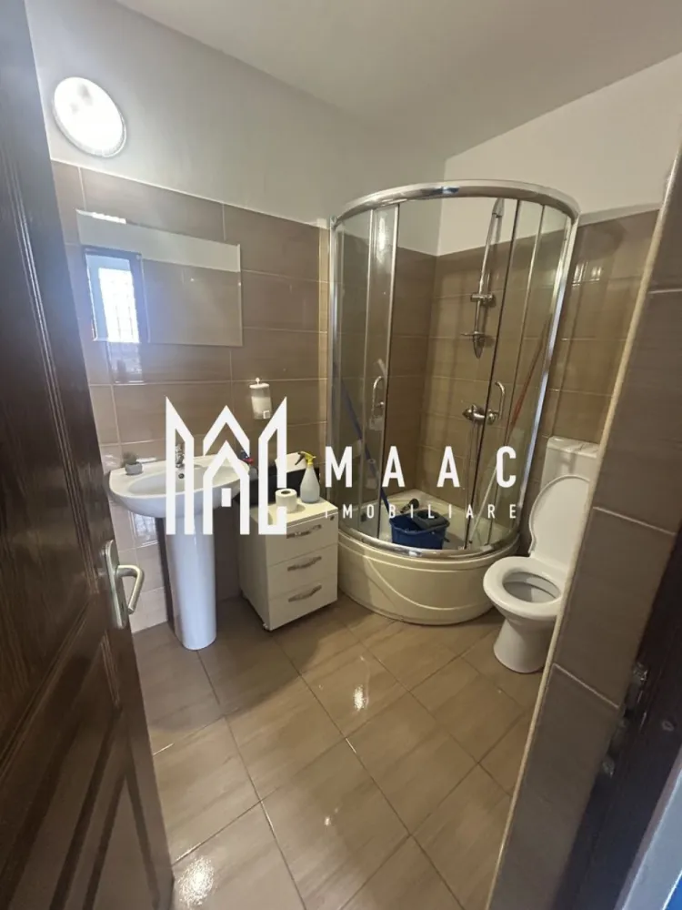 Spațiu Comercial | 92 Mp | Loc de Parcare | Calea Dumbrăvii - Spațiu de Birouri | 90 Mp | Loc de Parcare Privat | Etaj 1

MAAC Imobiliare vă propune spre închiriere un spațiu de birouri modern, situat la etajul 1 al unei clădiri de birouri, potrivit pentru desfășurarea activităților profesionale într-un cadru confortabil și bine organizat.

 Suprafață utilă: 90 mp
 Etaj: 1
 Compartimentare: eficientă, adaptată activităților de birou
 Grup sanitar propriu
 Balcon
 Loc de parcare privat, în curtea imobilului

Spațiul oferă o compartimentare practică, ce permite organizarea eficientă a activității, fiind potrivit pentru firme de consultanță, contabilitate, IT, servicii sau alte activități administrative.

Avantaje:

compartimentare funcțională
lumină naturală
acces facil
parcare privată
amplasare într-o clădire destinată activităților de birouri

Pentru mai multe detalii sau pentru a programa o vizionare, vă rugăm să ne contactați, specificând ID:CP3046843