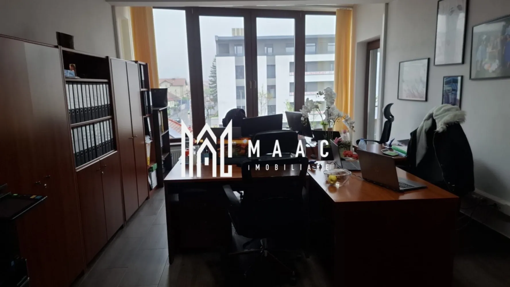 Spațiu de Birouri | 135 Mp | Loc de Parcare | Calea Dumbrăvii - MAAC Imobiliare vă propune spre închiriere un spațiu de birouri generos, ideal pentru desfășurarea activităților profesionale!

 Suprafață utilă: 135 mp
 Etaj: 2

 Compartimentare:
5 birouri individuale 
Baie
Bucătărie
Spații de depozitare
Balcon de 7 mp

 Loc de parcare suprateran inclus, în parcare cu barieră

Spațiul este bine organizat, oferind multiple încăperi separate, potrivite pentru activități de birou, firme IT, contabilitate, consultanță sau alte servicii profesionale.

Avantaje:
compartimentare practică și versatilă
lumină naturală în încăperi
spații auxiliare utile (depozitare, bucătărie)
acces facil către puncte de interes din oraș
parcare privată securizată

Pentru mai multe detalii sau pentru a programa o vizionare, vă rugăm să ne contactați, specificând ID:CP3046759