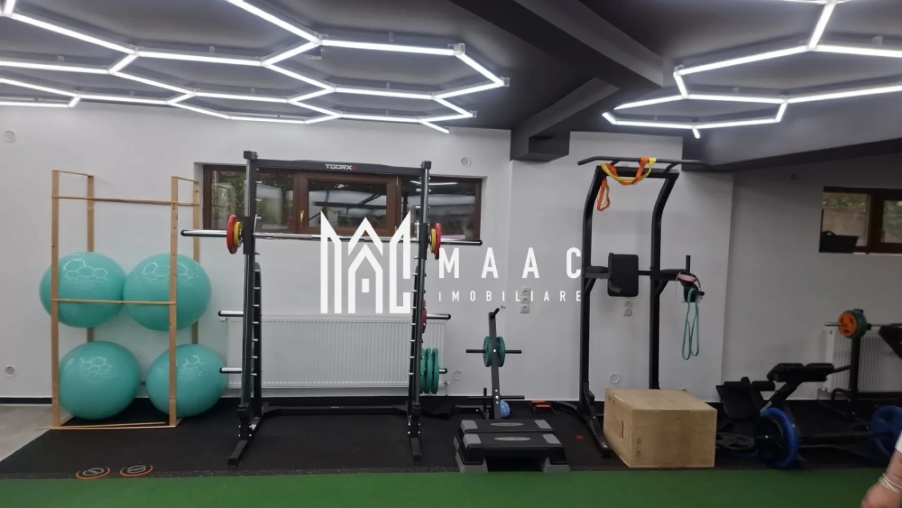 Spațiu Comercial | 92 Mp | Loc de Parcare | Calea Dumbrăvii - MAAC Imobiliare vă propune spre închiriere un spațiu comercial modern, ideal pentru dezvoltarea afacerii dumneavoastră! Suprafață utilă: 92 mp Compartimentare: open space – flexibil și ușor de adaptat în funcție de activitate Dotări: grup sanitar propriu Loc de parcare inclus, în parcare proprie cu barieră Stare: amenajat, gata pentru utilizare imediată Spațiul beneficiază de o compartimentare eficientă, oferind un ambient luminos și primitor, potrivit pentru diverse tipuri de activități comerciale sau de servicii (birouri, showroom, salon etc.). Avantaje: vizibilitate bună acces facil parcare privată securizată posibilitate personalizare în funcție de necesități Pentru mai multe detalii sau pentru a programa o vizionare, vă rugăm să ne contactați, specificând ID:CP3046707 }}