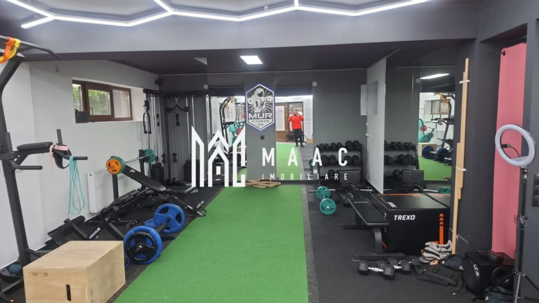 Spațiu Comercial | 92 Mp | Loc de Parcare | Calea Dumbrăvii - MAAC Imobiliare vă propune spre închiriere un spațiu comercial modern, ideal pentru dezvoltarea afacerii dumneavoastră! Suprafață utilă: 92 mp Compartimentare: open space – flexibil și ușor de adaptat în funcție de activitate Dotări: grup sanitar propriu Loc de parcare inclus, în parcare proprie cu barieră Stare: amenajat, gata pentru utilizare imediată Spațiul beneficiază de o compartimentare eficientă, oferind un ambient luminos și primitor, potrivit pentru diverse tipuri de activități comerciale sau de servicii (birouri, showroom, salon etc.). Avantaje: vizibilitate bună acces facil parcare privată securizată posibilitate personalizare în funcție de necesități Pentru mai multe detalii sau pentru a programa o vizionare, vă rugăm să ne contactați, specificând ID:CP3046707 }}