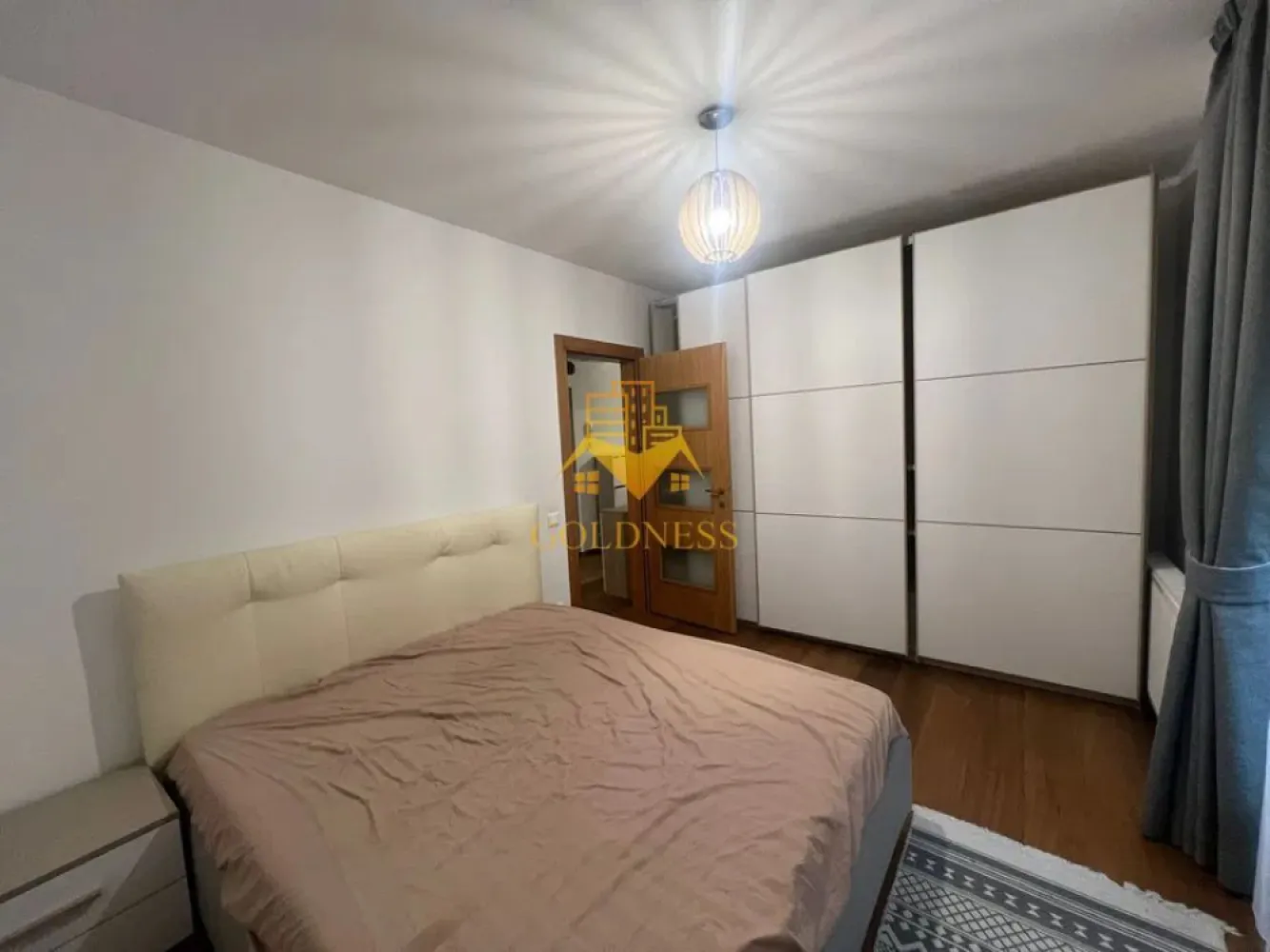 2 camere, modern, terasa, curte, Manastur, Frunzișului - GOLDNESS Imobiliare vă propune spre închiriere un apartament cu 2 camere complet mobilat și utilat, la parter într-un imobil de etaje 4, în Zona Mânastur . Proprietatea dispune de curte! Posibilitatea de a parca în Zona. Se află în apropierea stațiilor de transport în comun, magazine, restaurante, spații verzi, farmacii, etc. Apartamentul este compartimentat astfel: - dormitor cu pat matrimonial, dressing, noptiere. - living cu canapea extensibilă, comodă TV. - bucatarie complet utilată și mobilată, loc de servit masa. - baie cu cadă, calorifer port prosop și dulap pentru depozitare. Imobilul este dotat cu toate cele necesare- centrală proprie, frigider, aragaz, hotă, mașină de spălat haine, etc. Dacă sunteți interesați de acest apartament și doriți să îl vizionați, dar și pentru alte oferte nu ezitați să ne contactați telefonic sau prin e-mail. Vă stăm la dispoziție! Pentru intermediere se percepe un comision de 50% din prețul chiriei! }}