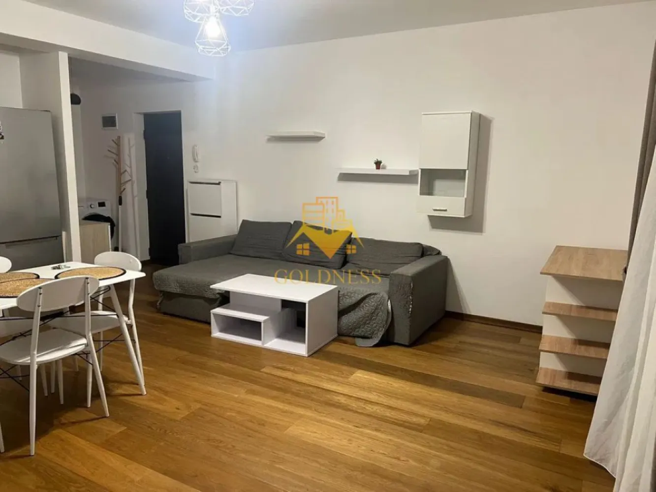 2 camere, modern, terasa, curte, Manastur, Frunzișului - GOLDNESS Imobiliare vă propune spre închiriere un apartament cu 2 camere complet mobilat și utilat, la parter într-un imobil de etaje 4, în Zona Mânastur . Proprietatea dispune de curte! Posibilitatea de a parca în Zona. Se află în apropierea stațiilor de transport în comun, magazine, restaurante, spații verzi, farmacii, etc. Apartamentul este compartimentat astfel: - dormitor cu pat matrimonial, dressing, noptiere. - living cu canapea extensibilă, comodă TV. - bucatarie complet utilată și mobilată, loc de servit masa. - baie cu cadă, calorifer port prosop și dulap pentru depozitare. Imobilul este dotat cu toate cele necesare- centrală proprie, frigider, aragaz, hotă, mașină de spălat haine, etc. Dacă sunteți interesați de acest apartament și doriți să îl vizionați, dar și pentru alte oferte nu ezitați să ne contactați telefonic sau prin e-mail. Vă stăm la dispoziție! Pentru intermediere se percepe un comision de 50% din prețul chiriei! }}