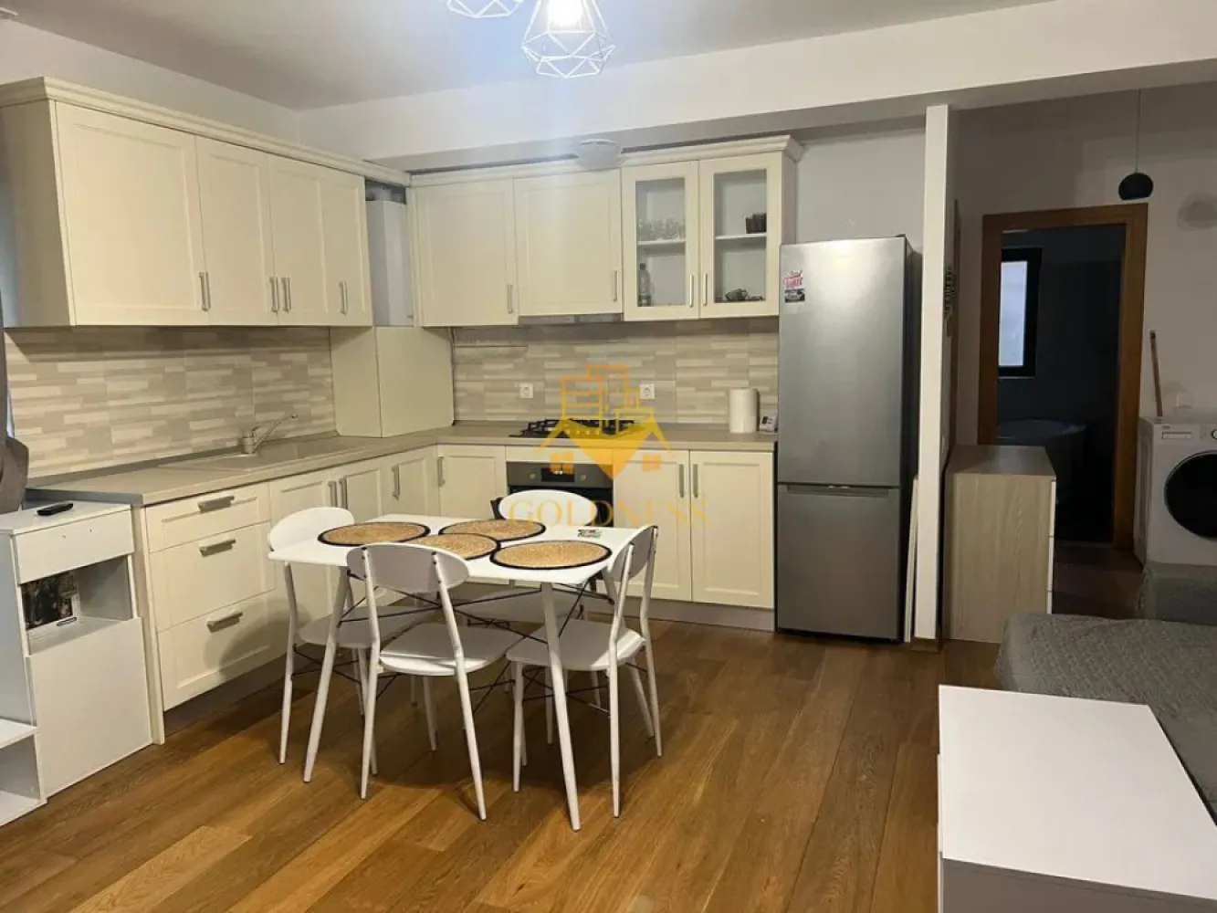 2 camere, modern, terasa, curte, Manastur, Frunzișului - GOLDNESS Imobiliare vă propune spre închiriere un apartament cu 2 camere complet mobilat și utilat, la parter într-un imobil de etaje 4, în Zona Mânastur . Proprietatea dispune de curte! Posibilitatea de a parca în Zona. Se află în apropierea stațiilor de transport în comun, magazine, restaurante, spații verzi, farmacii, etc. Apartamentul este compartimentat astfel: - dormitor cu pat matrimonial, dressing, noptiere. - living cu canapea extensibilă, comodă TV. - bucatarie complet utilată și mobilată, loc de servit masa. - baie cu cadă, calorifer port prosop și dulap pentru depozitare. Imobilul este dotat cu toate cele necesare- centrală proprie, frigider, aragaz, hotă, mașină de spălat haine, etc. Dacă sunteți interesați de acest apartament și doriți să îl vizionați, dar și pentru alte oferte nu ezitați să ne contactați telefonic sau prin e-mail. Vă stăm la dispoziție! Pentru intermediere se percepe un comision de 50% din prețul chiriei! }}