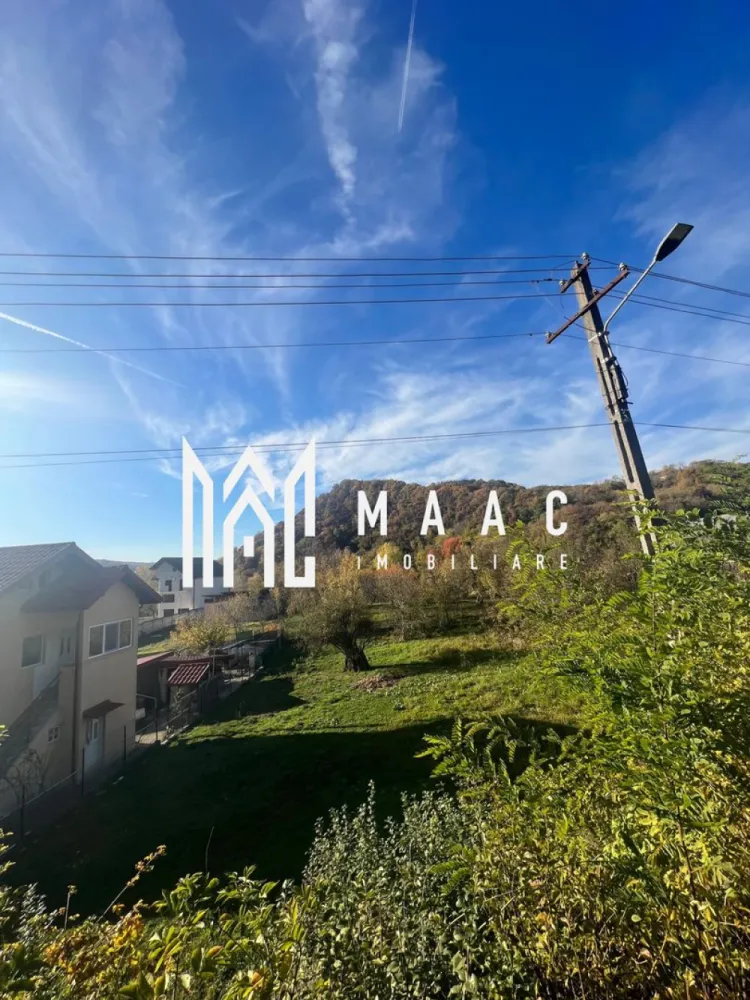 Teren | Vladesti | 1000 MP - MAAC Imobiliare vă propune spre vânzare un teren intravilan situat la intrarea în localitatea Vlădești, pe o stradă laterală, la aproximativ 400 de metri de drumul principal ce duce către Băile Olănești**. Proprietatea oferă o suprafață totală de 1.000 mp, cu deschidere generoasă de circa 25 metri la drum, fiind potrivită pentru construcția unei case de locuit, a unei vile sau chiar a unei pensiuni. Caracteristici principale: * Suprafață totală: 1.000 mp * Deschidere: aprox. 25 m * Regim juridic: intravilan * Teren drept, ușor accesibil * Se poate parcela în două loturi egale de 500 mp fiecare – ideal pentru două locuințe individuale sau pentru investiție * Utilități la limita proprietății: * Gaz * Curent electric * Apă * Canalizare Locație: Terenul este amplasat într-o zonă liniștită și aerisită, cu acces facil către orașul Râmnicu Vâlcea (doar câteva minute de mers cu mașina) și către stațiunea Băile Olănești. Amplasamentul oferă un echilibru perfect între liniștea de la marginea orașului și proximitatea față de principalele puncte de interes. O oportunitate excelentă pentru cei care doresc să construiască o locuință modernă într-o zonă verde și liniștită sau pentru investitori care caută terenuri cu potențial de dezvoltare! Pentru mai multe detalii sau pentru programarea unei vizionări, contactați echipa MAAC Imobiliare si specificati ID: CP2797095 - SP }}