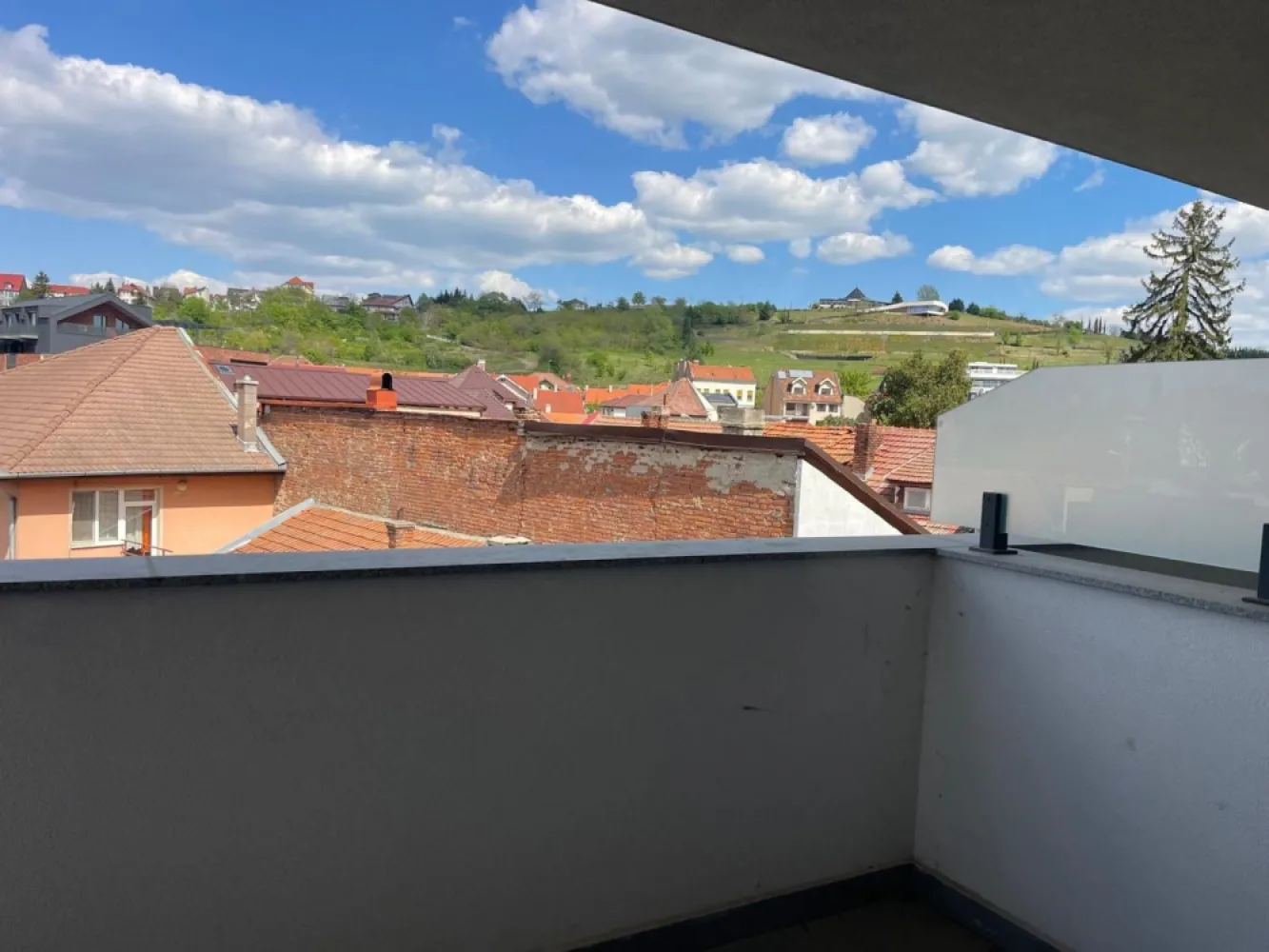 Oază urbană lângă Parcul Brătianu–apartament modern cu terasă spațiosa - immoSELL va propune spre vanzare in Exclusivitate un apartament situat la etajul 2 al unui imobil boutique nou, acest apartament impresionează prin eleganță, funcționalitate și amplasare premium. Cu o suprafață utilă de 44,4 mp, completată de o terasă spațioasă de 11,9 mp – ideală pentru momente de relaxare – proprietatea oferă un stil de viață modern și confortabil. Suprafața construită totală este de 61 mp. Compartimentarea este inteligent concepută pentru a maximiza fiecare metru pătrat: living luminos, bucătărie separată, dormitor primitor și baie elegantă, dotată cu duș și geam pentru ventilație naturală. Localizarea reprezintă unul dintre principalele atuuri: în imediata apropiere a Parcului Brătianu, într-una dintre cele mai exclusiviste și dorite zone ale orașului, cu acces facil și rapid către zona ultracentrală a Oradei. O alegere ideală atât pentru locuire, cât și pentru investiție. Pret 175.000 euro neg Tel:0731290032 }}