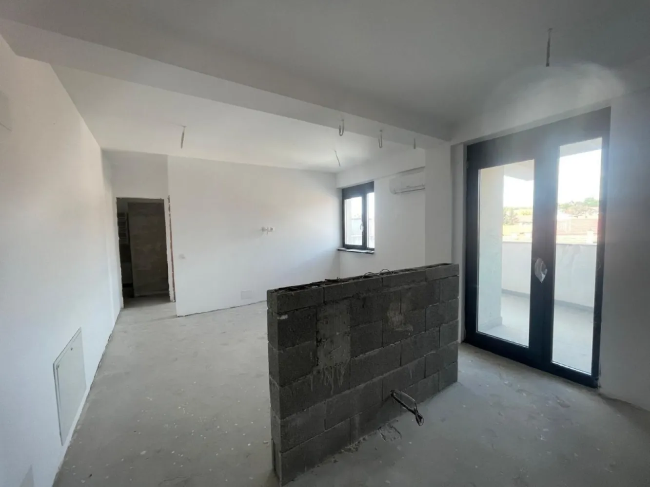 Oază urbană lângă Parcul Brătianu–apartament modern cu terasă spațiosa - immoSELL va propune spre vanzare in Exclusivitate un apartament situat la etajul 2 al unui imobil boutique nou, acest apartament impresionează prin eleganță, funcționalitate și amplasare premium. Cu o suprafață utilă de 44,4 mp, completată de o terasă spațioasă de 11,9 mp – ideală pentru momente de relaxare – proprietatea oferă un stil de viață modern și confortabil. Suprafața construită totală este de 61 mp. Compartimentarea este inteligent concepută pentru a maximiza fiecare metru pătrat: living luminos, bucătărie separată, dormitor primitor și baie elegantă, dotată cu duș și geam pentru ventilație naturală. Localizarea reprezintă unul dintre principalele atuuri: în imediata apropiere a Parcului Brătianu, într-una dintre cele mai exclusiviste și dorite zone ale orașului, cu acces facil și rapid către zona ultracentrală a Oradei. O alegere ideală atât pentru locuire, cât și pentru investiție. Pret 175.000 euro neg Tel:0731290032 }}