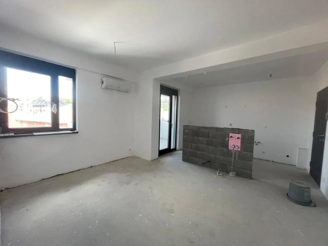 Oază urbană lângă Parcul Brătianu–apartament modern cu terasă spațiosa - immoSELL va propune spre vanzare in Exclusivitate un apartament situat la etajul 2 al unui imobil boutique nou, acest apartament impresionează prin eleganță, funcționalitate și amplasare premium. Cu o suprafață utilă de 44,4 mp, completată de o terasă spațioasă de 11,9 mp – ideală pentru momente de relaxare – proprietatea oferă un stil de viață modern și confortabil. Suprafața construită totală este de 61 mp. Compartimentarea este inteligent concepută pentru a maximiza fiecare metru pătrat: living luminos, bucătărie separată, dormitor primitor și baie elegantă, dotată cu duș și geam pentru ventilație naturală. Localizarea reprezintă unul dintre principalele atuuri: în imediata apropiere a Parcului Brătianu, într-una dintre cele mai exclusiviste și dorite zone ale orașului, cu acces facil și rapid către zona ultracentrală a Oradei. O alegere ideală atât pentru locuire, cât și pentru investiție. Pret 175.000 euro neg Tel:0731290032 }}