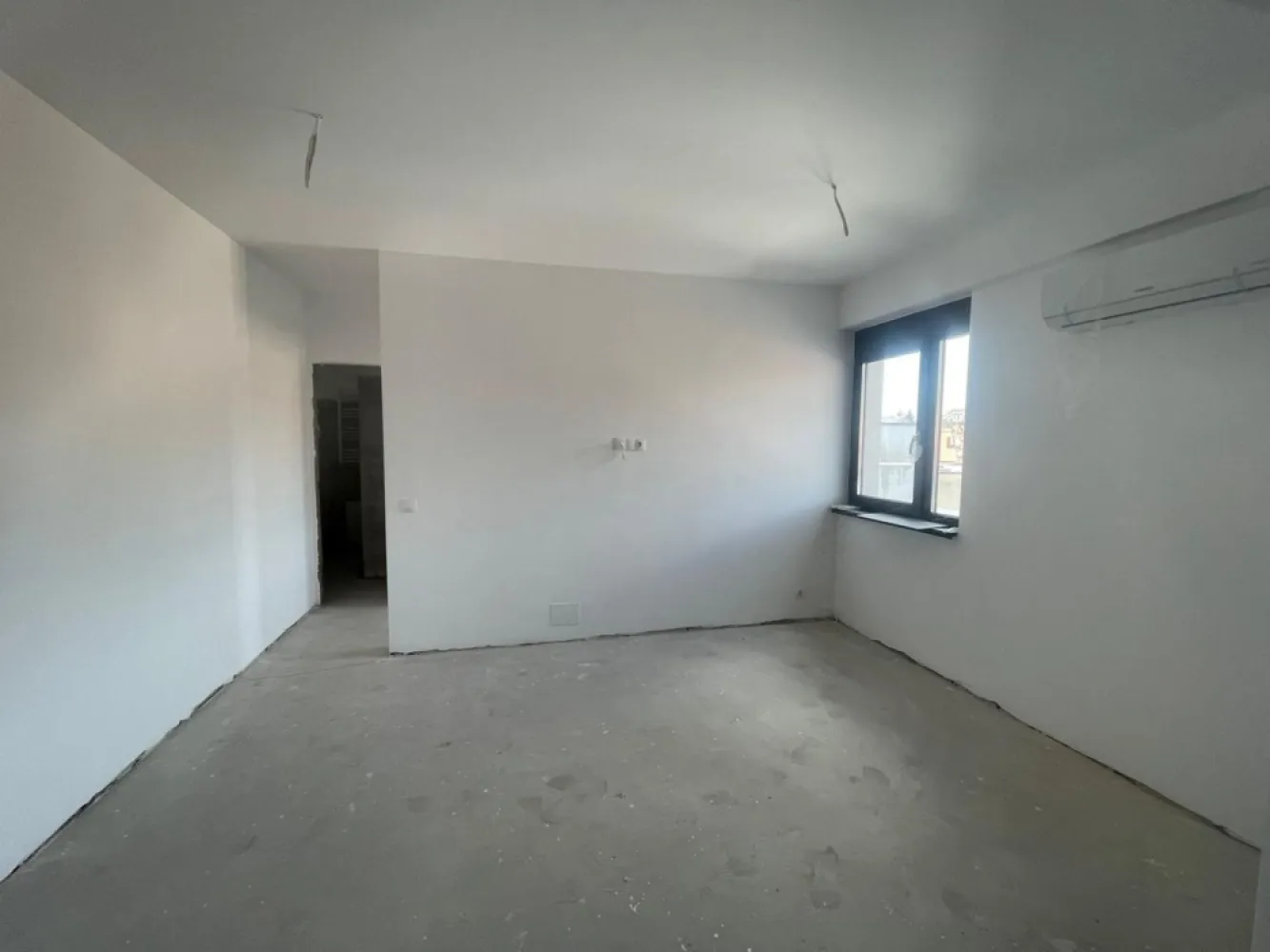 Oază urbană lângă Parcul Brătianu–apartament modern cu terasă spațiosa - immoSELL va propune spre vanzare in Exclusivitate un apartament situat la etajul 2 al unui imobil boutique nou, acest apartament impresionează prin eleganță, funcționalitate și amplasare premium. Cu o suprafață utilă de 44,4 mp, completată de o terasă spațioasă de 11,9 mp – ideală pentru momente de relaxare – proprietatea oferă un stil de viață modern și confortabil. Suprafața construită totală este de 61 mp. Compartimentarea este inteligent concepută pentru a maximiza fiecare metru pătrat: living luminos, bucătărie separată, dormitor primitor și baie elegantă, dotată cu duș și geam pentru ventilație naturală. Localizarea reprezintă unul dintre principalele atuuri: în imediata apropiere a Parcului Brătianu, într-una dintre cele mai exclusiviste și dorite zone ale orașului, cu acces facil și rapid către zona ultracentrală a Oradei. O alegere ideală atât pentru locuire, cât și pentru investiție. Pret 175.000 euro neg Tel:0731290032 }}