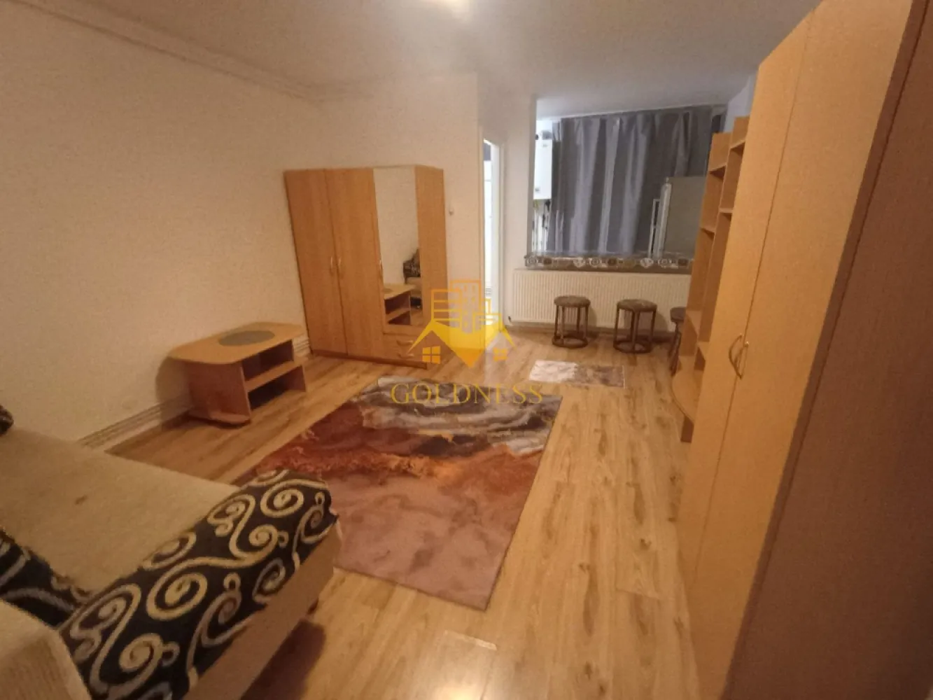 O camere, 31 mp, Gheorheni, Constantin Brancusi Zona BT, Mega Image - GOLDNESS Imobiliare vă propune spre închiriere un apartament cu o camera complet mobilata și utilata, la Parter într-un imobil de 4 etaje, în Cartierul Gheorgheni. Posibilitate de parcare in zona Se află în apropierea stațiilor de transport în comun, magazine, restaurante, spații verzi, farmacii, etc. Apartamentul este compartimentat astfel: - canapea extensibila, spatiu pentru depozitare, dulap pentru haine, masuta pentru cafea - bucatarie complet mobilata, utilata, loc de luat masa Imobilul este dotat cu toate cele necesare- centrală proprie, frigider, aragaz, hotă, mașină de spălat haine, etc. Dacă sunteți interesați de acest apartament și doriți să îl vizionați, dar și pentru alte oferte nu ezitați să ne contactați telefonic sau prin e-mail. Vă stăm la dispoziție! Pentru intermediere se percepe un comision de 50% din prețul chiriei! }}