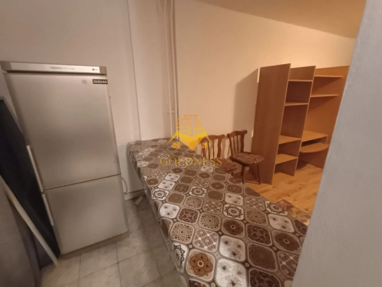O camere, 31 mp, Gheorheni, Constantin Brancusi Zona BT, Mega Image - GOLDNESS Imobiliare vă propune spre închiriere un apartament cu o camera complet mobilata și utilata, la Parter într-un imobil de 4 etaje, în Cartierul Gheorgheni. Posibilitate de parcare in zona Se află în apropierea stațiilor de transport în comun, magazine, restaurante, spații verzi, farmacii, etc. Apartamentul este compartimentat astfel: - canapea extensibila, spatiu pentru depozitare, dulap pentru haine, masuta pentru cafea - bucatarie complet mobilata, utilata, loc de luat masa Imobilul este dotat cu toate cele necesare- centrală proprie, frigider, aragaz, hotă, mașină de spălat haine, etc. Dacă sunteți interesați de acest apartament și doriți să îl vizionați, dar și pentru alte oferte nu ezitați să ne contactați telefonic sau prin e-mail. Vă stăm la dispoziție! Pentru intermediere se percepe un comision de 50% din prețul chiriei! }}