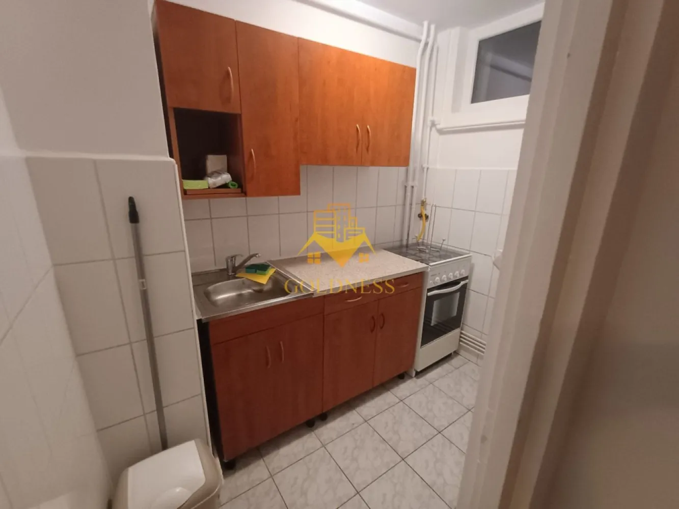 O camere, 31 mp, Gheorheni, Constantin Brancusi Zona BT, Mega Image - GOLDNESS Imobiliare vă propune spre închiriere un apartament cu o camera complet mobilata și utilata, la Parter într-un imobil de 4 etaje, în Cartierul Gheorgheni. Posibilitate de parcare in zona Se află în apropierea stațiilor de transport în comun, magazine, restaurante, spații verzi, farmacii, etc. Apartamentul este compartimentat astfel: - canapea extensibila, spatiu pentru depozitare, dulap pentru haine, masuta pentru cafea - bucatarie complet mobilata, utilata, loc de luat masa Imobilul este dotat cu toate cele necesare- centrală proprie, frigider, aragaz, hotă, mașină de spălat haine, etc. Dacă sunteți interesați de acest apartament și doriți să îl vizionați, dar și pentru alte oferte nu ezitați să ne contactați telefonic sau prin e-mail. Vă stăm la dispoziție! Pentru intermediere se percepe un comision de 50% din prețul chiriei! }}