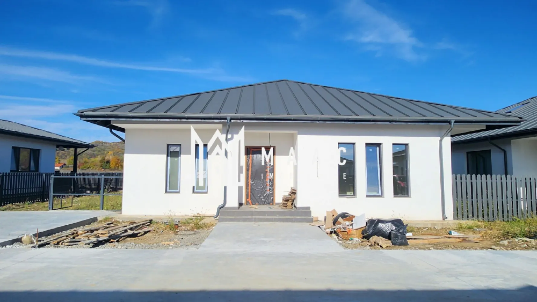 CASA NOUA NORD RESIDENCE-BUJORENI | 4 CAMERE, 2 BAI | 142 mpu, teren 500 mp - 🏡 Casă modernă de vânzare în cartierul Nord Residence – Bujoreni 📍 Râmnicu Vâlcea, județul Vâlcea MAAC Imobiliare vă propune spre vânzare o casă nouă, modernă și spațioasă, situată în cartierul Nord Residence Bujoreni, o zonă rezidențială apreciată pentru liniște, aer curat și acces rapid către oraș. Proprietatea are o suprafață utilă de 142 mp, este amplasată pe un teren de 500 mp, și dispune de 2 locuri de parcare amenajate. 🔹 Compartimentare: 3 dormitoare luminoase 1 living generos cu bucătărie open-space 3 băi moderne 1 chicinetă 1 hol interior 1 terasă spațioasă, perfectă pentru relaxare 🔹 Detalii tehnice și finisaje: Încălzire în pardoseală Tâmplărie Gealan cu geamuri mari, realizate pe comandă Construcție solidă din cărămidă Porotherm Uși interioare Porta Doors Gresie premium montată până în tavan Parchet montat în „V” Schițe pentru mobilier realizate de un arhitect – ideal pentru amenajare personalizată 🔹 Avantaje: ✅ Zonă rezidențială nouă și liniștită ✅ Acces facil către oraș și principalele puncte de interes ✅ Construcție modernă, cu finisaje de calitate superioară ✅ Spațiu verde generos și locuri de parcare amenajate 💰 Preț: 210.000 € (negociabil) 📍 Locație: Nord Residence, Bujoreni – Râmnicu Vâlcea 📞 Contact: MAAC Imobiliare - CP2797049 }}