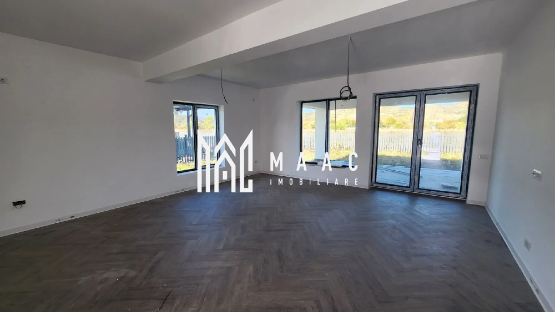 CASA NOUA NORD RESIDENCE-BUJORENI | 4 CAMERE, 2 BAI | 142 mpu, teren 500 mp - 🏡 Casă modernă de vânzare în cartierul Nord Residence – Bujoreni 📍 Râmnicu Vâlcea, județul Vâlcea MAAC Imobiliare vă propune spre vânzare o casă nouă, modernă și spațioasă, situată în cartierul Nord Residence Bujoreni, o zonă rezidențială apreciată pentru liniște, aer curat și acces rapid către oraș. Proprietatea are o suprafață utilă de 142 mp, este amplasată pe un teren de 500 mp, și dispune de 2 locuri de parcare amenajate. 🔹 Compartimentare: 3 dormitoare luminoase 1 living generos cu bucătărie open-space 3 băi moderne 1 chicinetă 1 hol interior 1 terasă spațioasă, perfectă pentru relaxare 🔹 Detalii tehnice și finisaje: Încălzire în pardoseală Tâmplărie Gealan cu geamuri mari, realizate pe comandă Construcție solidă din cărămidă Porotherm Uși interioare Porta Doors Gresie premium montată până în tavan Parchet montat în „V” Schițe pentru mobilier realizate de un arhitect – ideal pentru amenajare personalizată 🔹 Avantaje: ✅ Zonă rezidențială nouă și liniștită ✅ Acces facil către oraș și principalele puncte de interes ✅ Construcție modernă, cu finisaje de calitate superioară ✅ Spațiu verde generos și locuri de parcare amenajate 💰 Preț: 210.000 € (negociabil) 📍 Locație: Nord Residence, Bujoreni – Râmnicu Vâlcea 📞 Contact: MAAC Imobiliare - CP2797049 }}