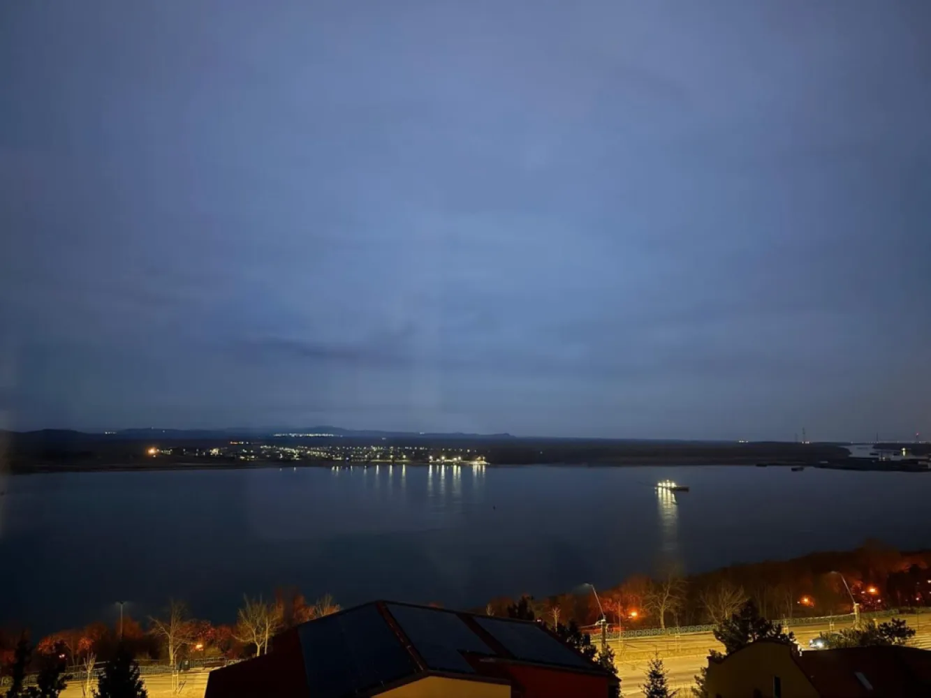 Apartament de lux cu panorama superba la Dunare - Vă prezentăm spre achiziție un apartament premium, situat pe Faleza Dunării, în prima linie, una dintre cele mai râvnite și spectaculoase zone rezidențiale din Galați. Poziționat la etajul 5 al unui imobil modern (finalizat în 2008), proprietatea oferă o vedere panoramică directă asupra Dunării – un privilegiu rar pe piața imobiliară locală. Cu o suprafață utilă generoasă de aproximativ 105 mp, apartamentul este inteligent compartimentat în două dormitoare, un living amplu și luminos, bucătărie separată și grup sanitar cu duș. Al doilea grup sanitar a fost transformat în dressing, păstrând însă toate conexiunile necesare pentru reconversie. Design si stare proprietate - Locuința este complet nouă, ultrafinisată, realizată pe baza unui proiect de design interior profesionist, ce îmbină rafinamentul cu funcționalitatea. - Se vinde complet mobilată și utilată, exact ca în prezentare, multe dintre piesele de mobilier fiind neutilizate, încă protejate cu folie – un detaliu care confirmă faptul că proprietatea nu a fost locuită. Imobil si construcție - Blocul este construit la standarde ridicate, cu accent pe durabilitate și confort: izolație termică exterioară, izolare fonică excelentă, scară impecabil întreținută, lift modern. Localizare - Amplasarea pe Faleză oferă acces imediat la zone de promenadă, restaurante, spații verzi și principalele puncte de interes ale orașului. Comunitatea este una selectă, imobilul fiind locuit de persoane cu statut ridicat. Alte avantaje: - vedere neobstrucționată către Dunăre - parcare disponibilă în proximitate - lumină naturală abundentă pe tot parcursul zilei Preț de vânzare: 240.000 euro (negociabil). Comision: 1%. O proprietate cu adevărat specială, ce îmbină poziționarea excepțională, designul rafinat și potențialul investițional, ideală atât pentru locuire, cât și pentru portofolii premium. Pentru informații suplimentare, fotografii extinse sau programarea unei vizionări: Ene Liliana – Mag InvestTelefon: 0746 252 252. }}