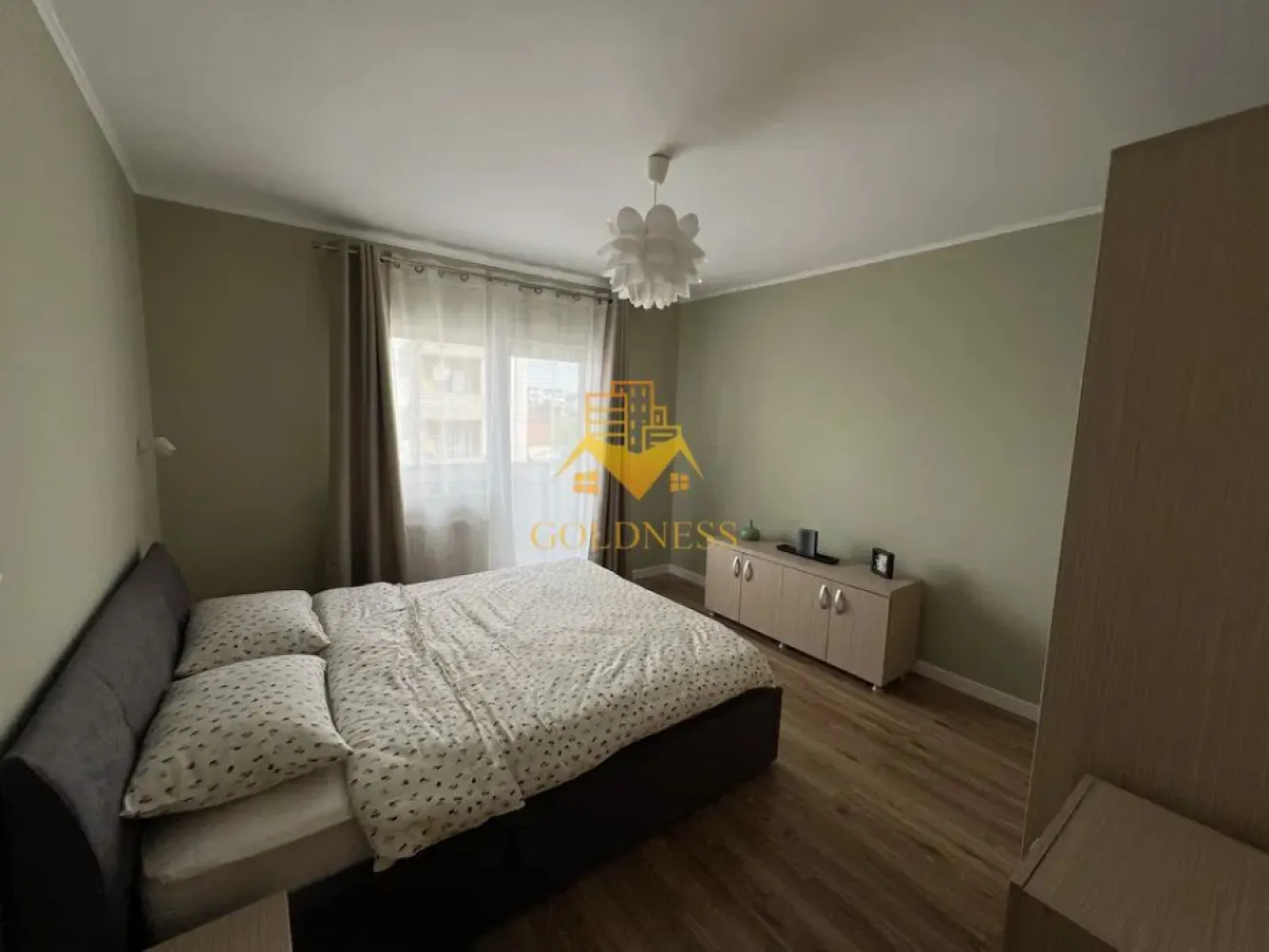 2 camere, Zorilor, Pet friendly, Parcare, MOL, ROD, Calea Turzii - GOLDNESS Imobiliare vă propune spre închiriere un apartament cu 2 camere complet mobilat și utilat, la etajul 1 într-un imobil de 6 etaje, Calea Turzii, ZORILOR. Parcarea nu este inclusă în prețul afișat. Se află în apropierea stațiilor de transport în comun, magazine, restaurante, spații verzi, farmacii, etc. Apartamentul este compartimentat astfel: - dormitor cu pat matrimonial, dressing, noptiere, birou - cameră cu canapea extensibilă, comoda tv, măsuță de cafea - bucatarie complet utilată și mobilată, loc de servit masa - baie cu cabină de duș, calorifer port prosop și dulap pentru depozitare. - balcon de 3 mp, 2 balcoane. Pet friendly !! Imobilul este dotat cu toate cele necesare- centrală proprie, frigider, plita, hotă, mașină de spălat haine, televizor, etc. Dacă sunteți interesați de acest apartament și doriți să îl vizionați, dar și pentru alte oferte nu ezitați să ne contactați telefonic sau prin e-mail. Vă stăm la dispoziție! Pentru intermediere se percepe un comision de 50% din prețul chiriei! }}