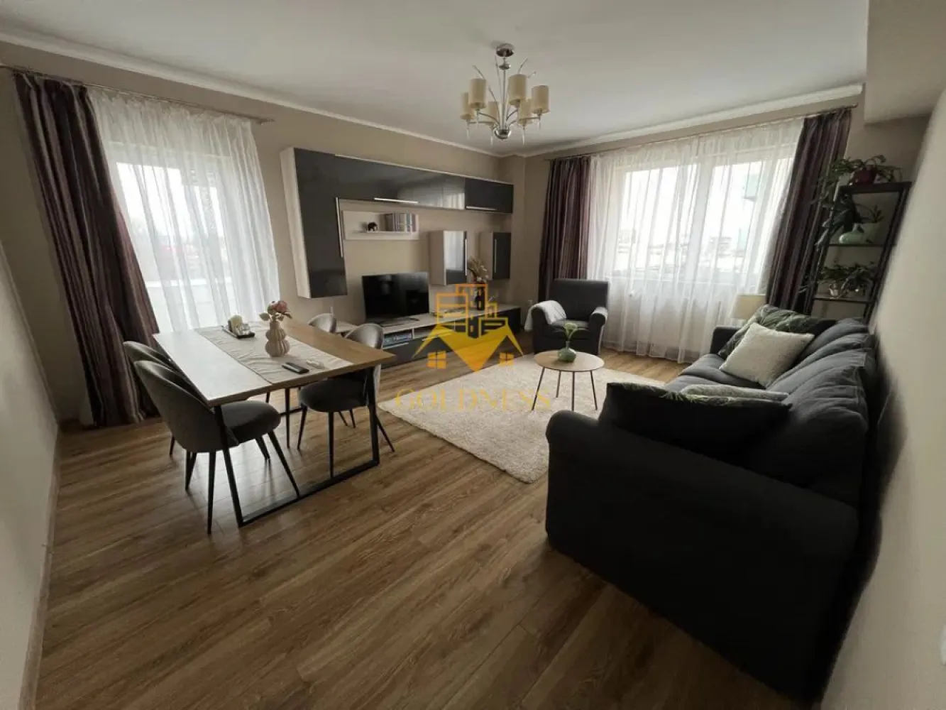 2 camere, Zorilor, Pet friendly, Parcare, MOL, ROD, Calea Turzii - GOLDNESS Imobiliare vă propune spre închiriere un apartament cu 2 camere complet mobilat și utilat, la etajul 1 într-un imobil de 6 etaje, Calea Turzii, ZORILOR. Parcarea nu este inclusă în prețul afișat. Se află în apropierea stațiilor de transport în comun, magazine, restaurante, spații verzi, farmacii, etc. Apartamentul este compartimentat astfel: - dormitor cu pat matrimonial, dressing, noptiere, birou - cameră cu canapea extensibilă, comoda tv, măsuță de cafea - bucatarie complet utilată și mobilată, loc de servit masa - baie cu cabină de duș, calorifer port prosop și dulap pentru depozitare. - balcon de 3 mp, 2 balcoane. Pet friendly !! Imobilul este dotat cu toate cele necesare- centrală proprie, frigider, plita, hotă, mașină de spălat haine, televizor, etc. Dacă sunteți interesați de acest apartament și doriți să îl vizionați, dar și pentru alte oferte nu ezitați să ne contactați telefonic sau prin e-mail. Vă stăm la dispoziție! Pentru intermediere se percepe un comision de 50% din prețul chiriei! }}