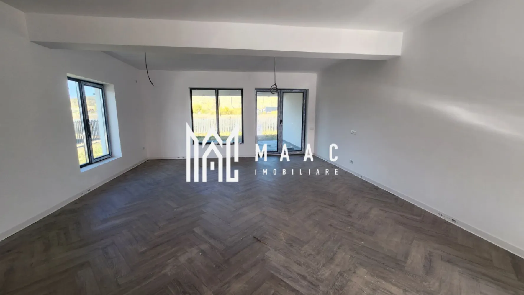 CASA NOUA NORD RESIDENCE-BUJORENI | 4 CAMERE, 2 BAI | 142 mpu, teren 500 mp - 🏡 Casă modernă de vânzare în cartierul Nord Residence – Bujoreni 📍 Râmnicu Vâlcea, județul Vâlcea MAAC Imobiliare vă propune spre vânzare o casă nouă, modernă și spațioasă, situată în cartierul Nord Residence Bujoreni, o zonă rezidențială apreciată pentru liniște, aer curat și acces rapid către oraș. Proprietatea are o suprafață utilă de 142 mp, este amplasată pe un teren de 500 mp, și dispune de 2 locuri de parcare amenajate. 🔹 Compartimentare: 3 dormitoare luminoase 1 living generos cu bucătărie open-space 3 băi moderne 1 chicinetă 1 hol interior 1 terasă spațioasă, perfectă pentru relaxare 🔹 Detalii tehnice și finisaje: Încălzire în pardoseală Tâmplărie Gealan cu geamuri mari, realizate pe comandă Construcție solidă din cărămidă Porotherm Uși interioare Porta Doors Gresie premium montată până în tavan Parchet montat în „V” Schițe pentru mobilier realizate de un arhitect – ideal pentru amenajare personalizată 🔹 Avantaje: ✅ Zonă rezidențială nouă și liniștită ✅ Acces facil către oraș și principalele puncte de interes ✅ Construcție modernă, cu finisaje de calitate superioară ✅ Spațiu verde generos și locuri de parcare amenajate 💰 Preț: 210.000 € (negociabil) 📍 Locație: Nord Residence, Bujoreni – Râmnicu Vâlcea 📞 Contact: MAAC Imobiliare - CP2797049 }}