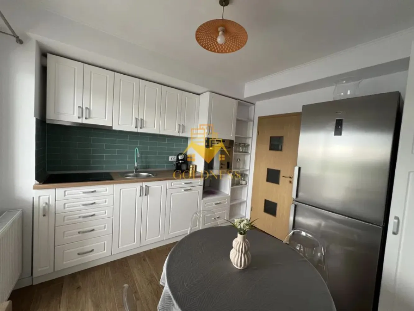 2 camere, Zorilor, Pet friendly, Parcare, MOL, ROD, Calea Turzii - GOLDNESS Imobiliare vă propune spre închiriere un apartament cu 2 camere complet mobilat și utilat, la etajul 1 într-un imobil de 6 etaje, Calea Turzii, ZORILOR. Parcarea nu este inclusă în prețul afișat. Se află în apropierea stațiilor de transport în comun, magazine, restaurante, spații verzi, farmacii, etc. Apartamentul este compartimentat astfel: - dormitor cu pat matrimonial, dressing, noptiere, birou - cameră cu canapea extensibilă, comoda tv, măsuță de cafea - bucatarie complet utilată și mobilată, loc de servit masa - baie cu cabină de duș, calorifer port prosop și dulap pentru depozitare. - balcon de 3 mp, 2 balcoane. Pet friendly !! Imobilul este dotat cu toate cele necesare- centrală proprie, frigider, plita, hotă, mașină de spălat haine, televizor, etc. Dacă sunteți interesați de acest apartament și doriți să îl vizionați, dar și pentru alte oferte nu ezitați să ne contactați telefonic sau prin e-mail. Vă stăm la dispoziție! Pentru intermediere se percepe un comision de 50% din prețul chiriei! }}