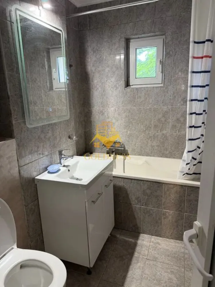 4 camere decomandate, Zorilor, UMF, Observatorului, AC, Profi. - GOLDNESS Imobiliare vă propune spre închiriere un apartament cu 4 camere complet mobilat și utilat, la etajul 1 într-un imobil de 3 etaje, în Cartierul Zorilor. Loc de parcare disponibil la liber! Se află în apropierea stațiilor de transport în comun, magazine, restaurante, spații verzi, farmacii, etc. Apartamentul este compartimentat astfel: - dormitor cu pat matrimonial, dressing, noptiere, dulap - dormitor cu canapea extensibila, dressing, dulap. - camera cu 2 birouri, balcon inchis - living complet utila și mobilat, canapea extensibilă, loc de servit masa, TV - baie cu cabina de dus, calorifer port prosop și dulap pentru depozitare. -baie cu cada. -bucatarie complet mobilata si utilata, loc de servit masa, debara Imobilul este dotat cu toate cele necesare- centrală proprie, frigider, aragaz, hotă, mașină de spălat haine, etc. Dacă sunteți interesați de acest apartament și doriți să îl vizionați, dar și pentru alte oferte nu ezitați să ne contactați telefonic sau prin e-mail. Vă stăm la dispoziție! Pentru intermediere se percepe un comision de 50% din prețul chiriei! }}