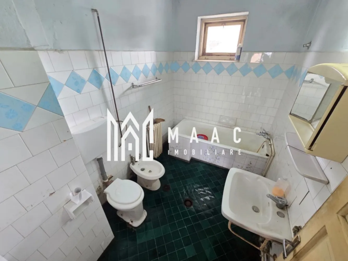 Duplex pe un singur nivel 4 camere zona Centrala - MAAC Imobiliare vă propune spre vânzare un duplex pe un singur nivel, spațios și luminos, situat pe strada Reconstrucției nr. 5, la câteva minute de mers pe jos de centrul Sibiului. Proprietatea este dispusă pe un singur nivel, are intrări separate și o suprafață utilă totală de 159 mp, fiind complet decomandată, ideală atât pentru locuință, cât și pentru investiție sau alte tipuri de utilizare.

Imobilul beneficiază de o compartimentare practică și generoasă, potrivită pentru o familie, dar și pentru cei care caută o proprietate cu potențial mixt, rezidențial și comercial. Camerele sunt mari, bine luminate natural și atent distribuite, oferind confort și flexibilitate în amenajare.

Compartimentare:
-3 dormitoare decomandate, generoase
-living spațios și luminos
-bucătărie separată
-cămară
-baie cu cadă și geam pentru aerisire naturală
-terasă de aproximativ 10 mp

La demisol, proprietatea dispune de spații suplimentare care extind semnificativ posibilitățile de utilizare, fiind potrivite atât pentru activități comerciale, cât și pentru locuire sau depozitare.

Demisol:
-cameră cu baie proprie
-spațiu comercial
-garsonieră
-birou sau depozitare
-pivniță uscată, perfectă pentru depozitare

Terenul are o suprafață totală de 300 mp și poate fi amenajat după propriul gust, în funcție de necesități și preferințe. Această proprietate din Sibiu reprezintă o opțiune atractivă pentru cei care caută un duplex de vânzare cu teren, într-o zonă accesibilă, aproape de centrul orașului, cu multiple variante de compartimentare și valorificare.

Dotări și îmbunătățiri:
-casă izolată exterior cu izolație de 10 cm
-geamuri termopan
-centrală termică proprie Bosch
-calorifere din fontă, cu eficiență termică ridicată
-acoperiș recent schimbat

Avantajele acestei proprietăți sunt date de suprafața utilă generoasă, camerele mari și luminoase, compartimentarea decomandată și versatilitatea spațiilor existente. Este o alegere potrivită atât pentru locuit, cât și pentru activități comerciale, oferind posibilitatea de amenajare în funcție de nevoi.

Pentru preț și detalii, vă rugăm să menționați la telefon numărul CP3046333.