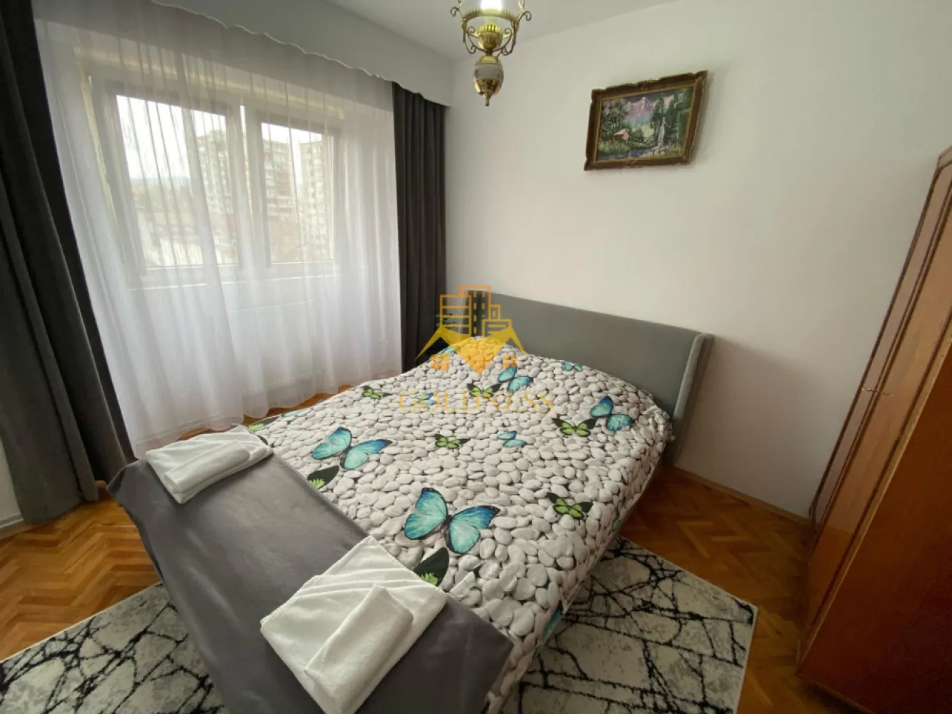 3 camere decomandate, 2 bai, 2 balcoane, Zona Marasti, OMV, UTCN - GOLDNESS Imobiliare vă propune spre închiriere un apartament cu 3 camere complet mobilat și utilat, la etajul 5 într-un imobil de 8 etaje, în Cartierul Marasti. Se află în apropierea stațiilor de transport în comun, magazine, restaurante, spații verzi, farmacii, etc. Apartamentul este compartimentat astfel: - dormitor cu pat matrimonial, dressing, comoda TV - dormitor cu pat matrimonial, dressing, comoda TV - camera cu o canapea extensibila, Comoda, TV - bucatarie complet utilată și mobilată, loc de servit masa - baie cu cada, calorifer port prosop și dulap pentru depozitare. - baie de serviciu Imobilul este dotat cu toate cele necesare- centrală proprie, frigider, aragaz, hotă, mașină de spălat haine, etc. Dacă sunteți interesați de acest apartament și doriți să îl vizionați, dar și pentru alte oferte nu ezitați să ne contactați telefonic sau prin e-mail. Vă stăm la dispoziție! Pentru intermediere se percepe un comision de 50% din prețul chiriei! }}