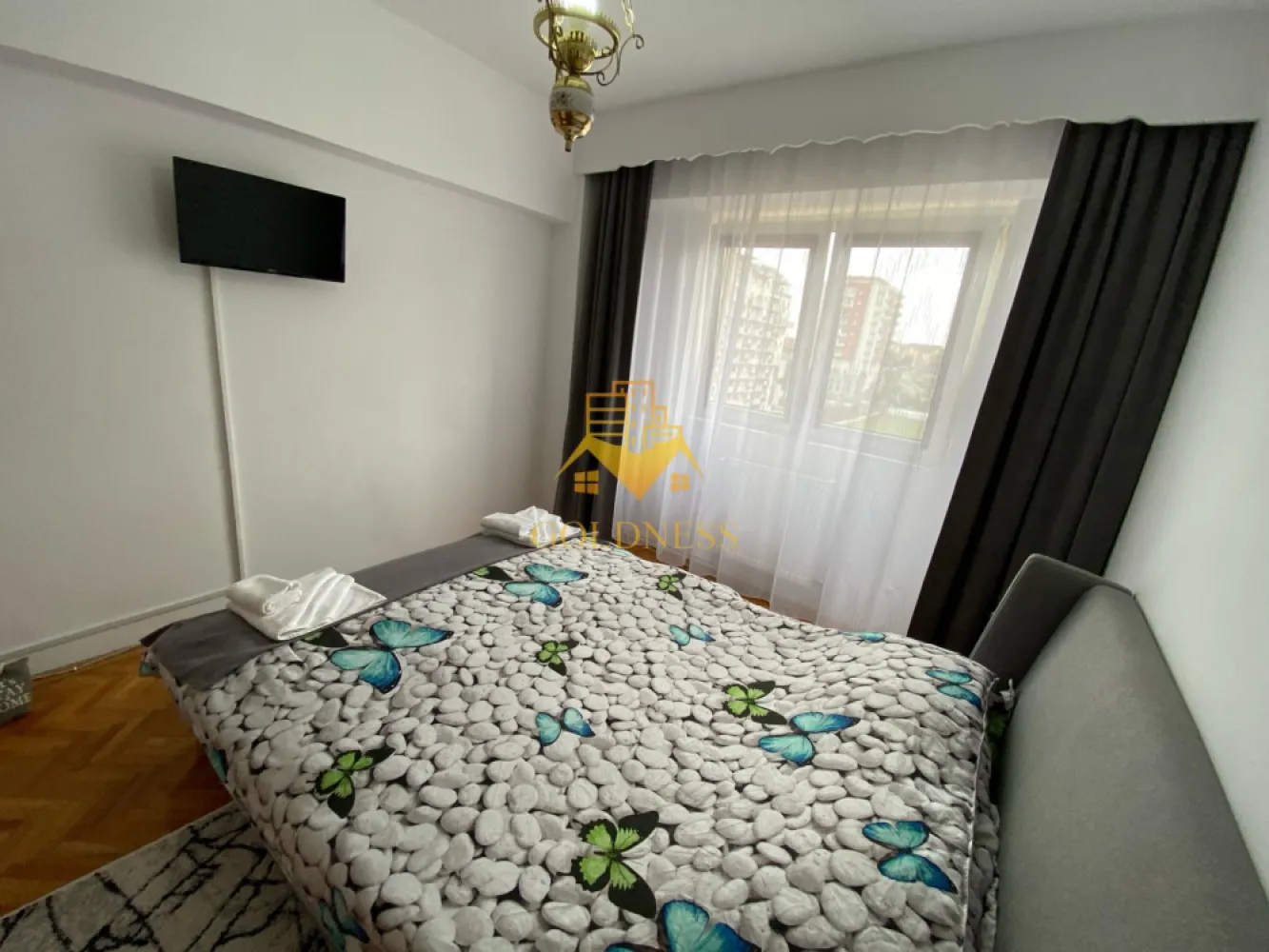 3 camere decomandate, 2 bai, 2 balcoane, Zona Marasti, OMV, UTCN - GOLDNESS Imobiliare vă propune spre închiriere un apartament cu 3 camere complet mobilat și utilat, la etajul 5 într-un imobil de 8 etaje, în Cartierul Marasti. Se află în apropierea stațiilor de transport în comun, magazine, restaurante, spații verzi, farmacii, etc. Apartamentul este compartimentat astfel: - dormitor cu pat matrimonial, dressing, comoda TV - dormitor cu pat matrimonial, dressing, comoda TV - camera cu o canapea extensibila, Comoda, TV - bucatarie complet utilată și mobilată, loc de servit masa - baie cu cada, calorifer port prosop și dulap pentru depozitare. - baie de serviciu Imobilul este dotat cu toate cele necesare- centrală proprie, frigider, aragaz, hotă, mașină de spălat haine, etc. Dacă sunteți interesați de acest apartament și doriți să îl vizionați, dar și pentru alte oferte nu ezitați să ne contactați telefonic sau prin e-mail. Vă stăm la dispoziție! Pentru intermediere se percepe un comision de 50% din prețul chiriei! }}