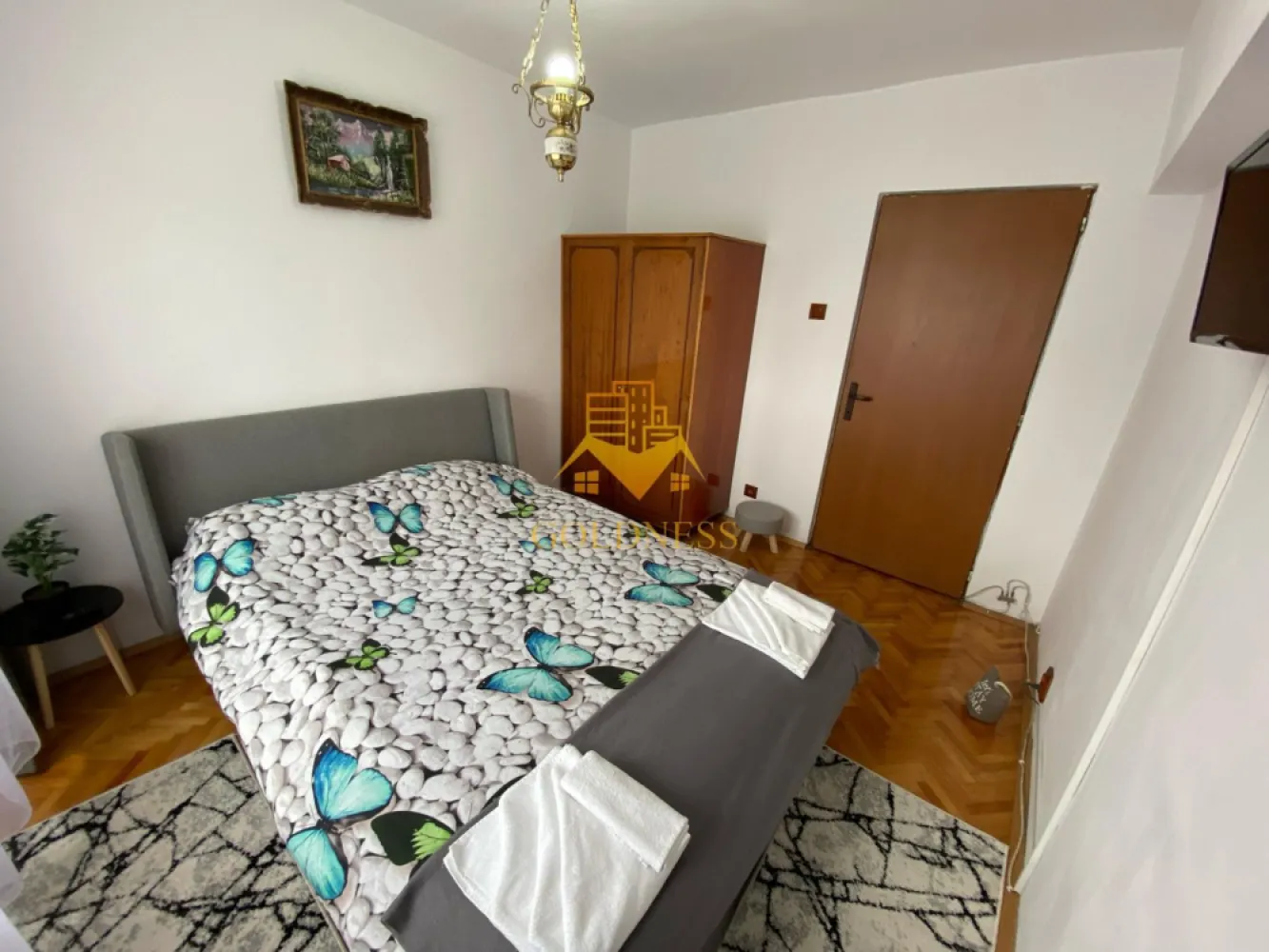 3 camere decomandate, 2 bai, 2 balcoane, Zona Marasti, OMV, UTCN - GOLDNESS Imobiliare vă propune spre închiriere un apartament cu 3 camere complet mobilat și utilat, la etajul 5 într-un imobil de 8 etaje, în Cartierul Marasti. Se află în apropierea stațiilor de transport în comun, magazine, restaurante, spații verzi, farmacii, etc. Apartamentul este compartimentat astfel: - dormitor cu pat matrimonial, dressing, comoda TV - dormitor cu pat matrimonial, dressing, comoda TV - camera cu o canapea extensibila, Comoda, TV - bucatarie complet utilată și mobilată, loc de servit masa - baie cu cada, calorifer port prosop și dulap pentru depozitare. - baie de serviciu Imobilul este dotat cu toate cele necesare- centrală proprie, frigider, aragaz, hotă, mașină de spălat haine, etc. Dacă sunteți interesați de acest apartament și doriți să îl vizionați, dar și pentru alte oferte nu ezitați să ne contactați telefonic sau prin e-mail. Vă stăm la dispoziție! Pentru intermediere se percepe un comision de 50% din prețul chiriei! }}