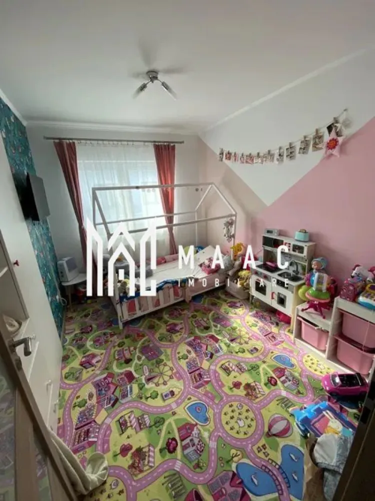 Apartament 3 camere | Etaj 2 | 120 MP | 2Balcoane | Selimbar - MAAC Imobiliare va prezinta un apartament 3 camere situat la etajul 2 intr-o constructie noua in Selimbar.

1. Caracteristici generale:
Suprafață totală: 70 mp la primul nivel și 50 mp al doilea nivel.
Suprafata utila: 120 mp.
Construit în 2017
Bucătărie separată: Mobilată și utilată.
2 dormitoare și 2 băi
Balcon de 8 mp
Debara și 2 locuri de parcare incluse.

2. Design și confort:
Distribuție practică: Zona de zi la etajul inferior, dormitoare la mansardă.
Băi moderne: Două băi complete.
Debara inclusă.

3. Localizare:
Acces facil: Aproape de școli, magazine și transport public.

Pentru mai multe detalii precizati telefonic ca ati vazut anuntul cu ID: CP1778471